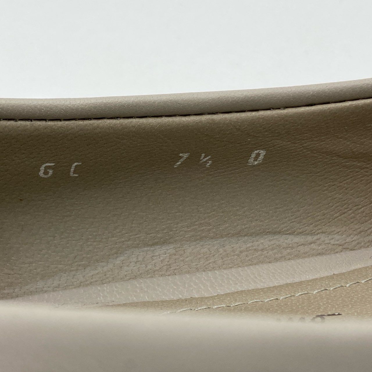 2i3 《極美品》 Salvatore Ferragamo サルヴァトーレフェラガモ VIVA フラットシューズ 7 1/2 ライトグレー レザー VARA ヴァラ バレエシューズt18r