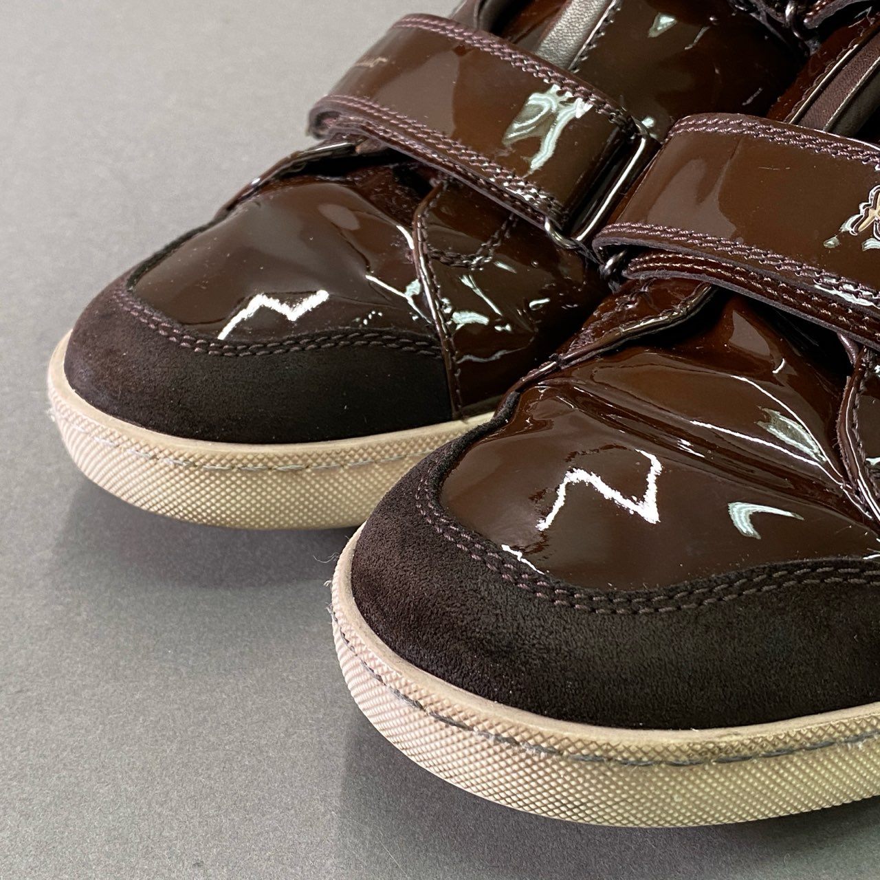 4d22 Salvatore Ferragamo サルヴァトーレ フェラガモ エナメル ベルクロスニーカー 8 1/2 ブラウン パテントレザー シューズ 箱 保存袋付き