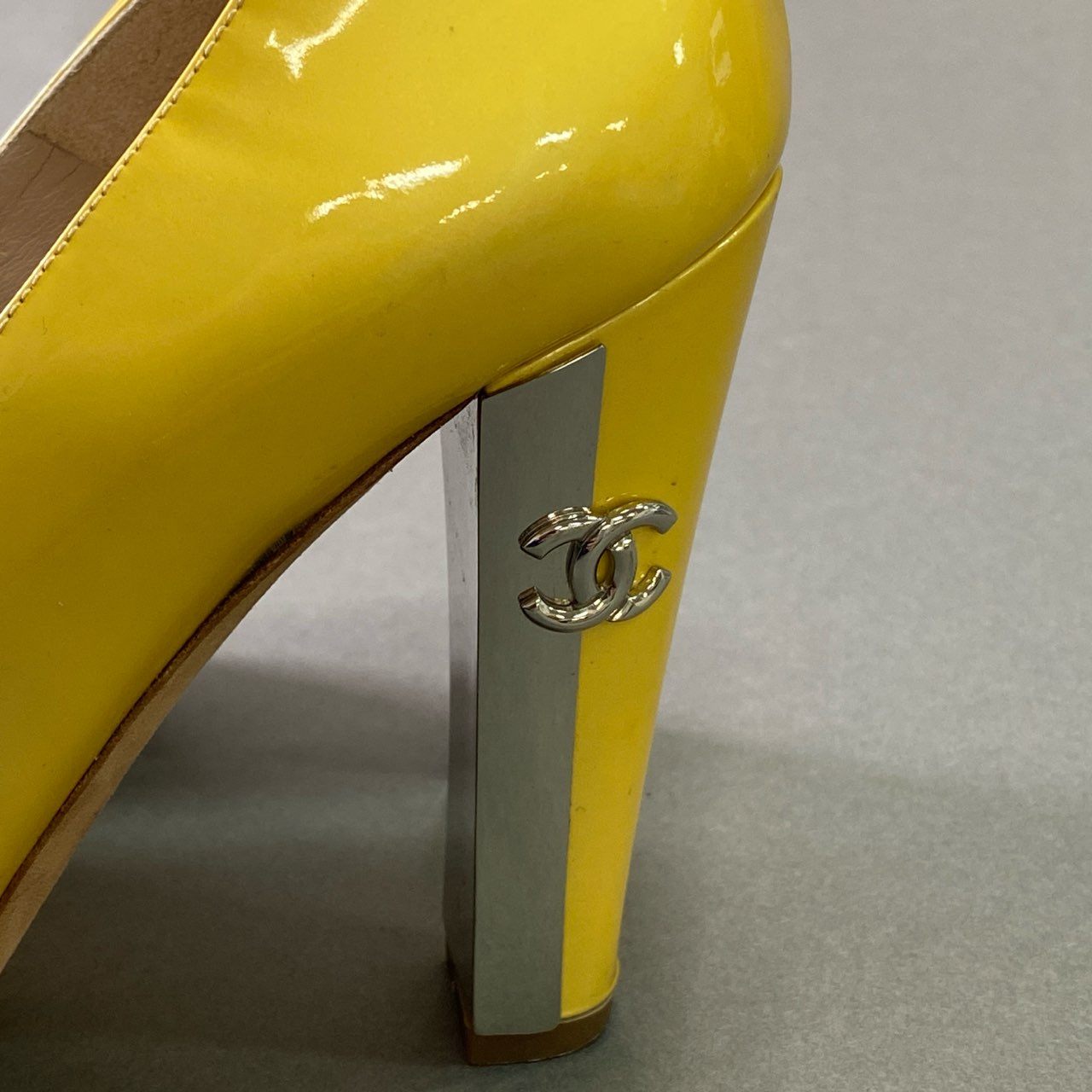 1d21 CHANEL シャネル ココマーク オープントゥ エナメルパンプス 37 イエロー パテントレザー サンダル シューズ イタリア製