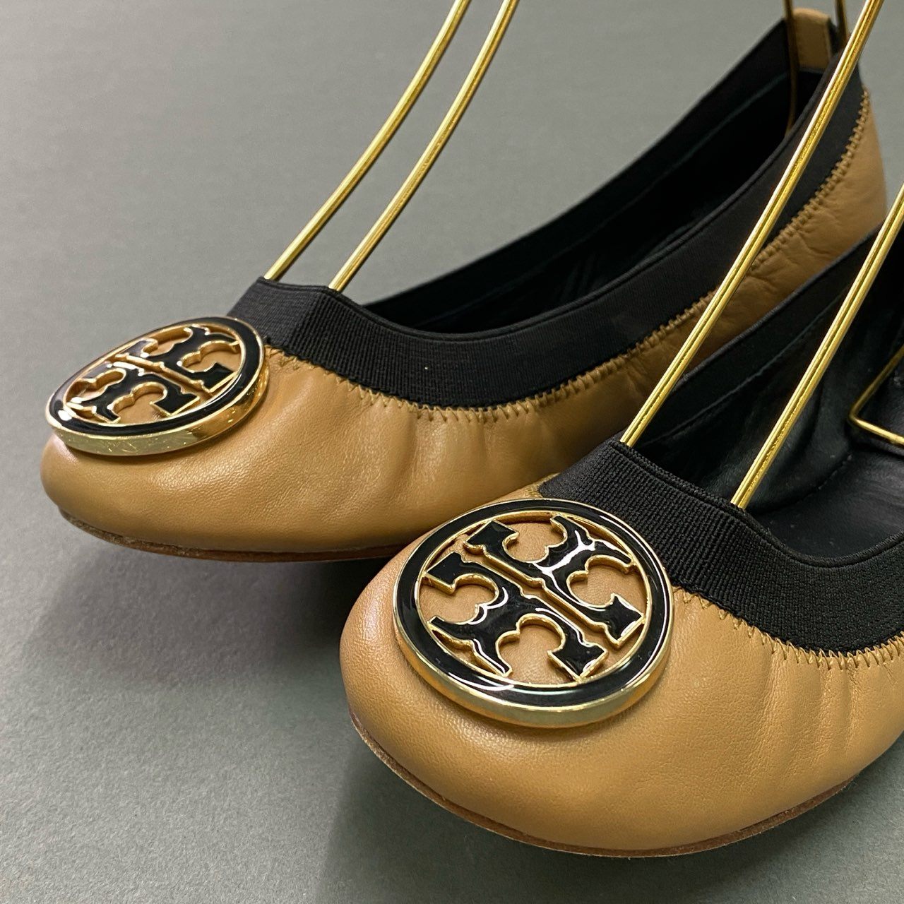 15c19 《美品》 TORY BURCH トリーバーチ フラット バレエシューズ 5.5M ベージュ レザー スリッポン 箱付き