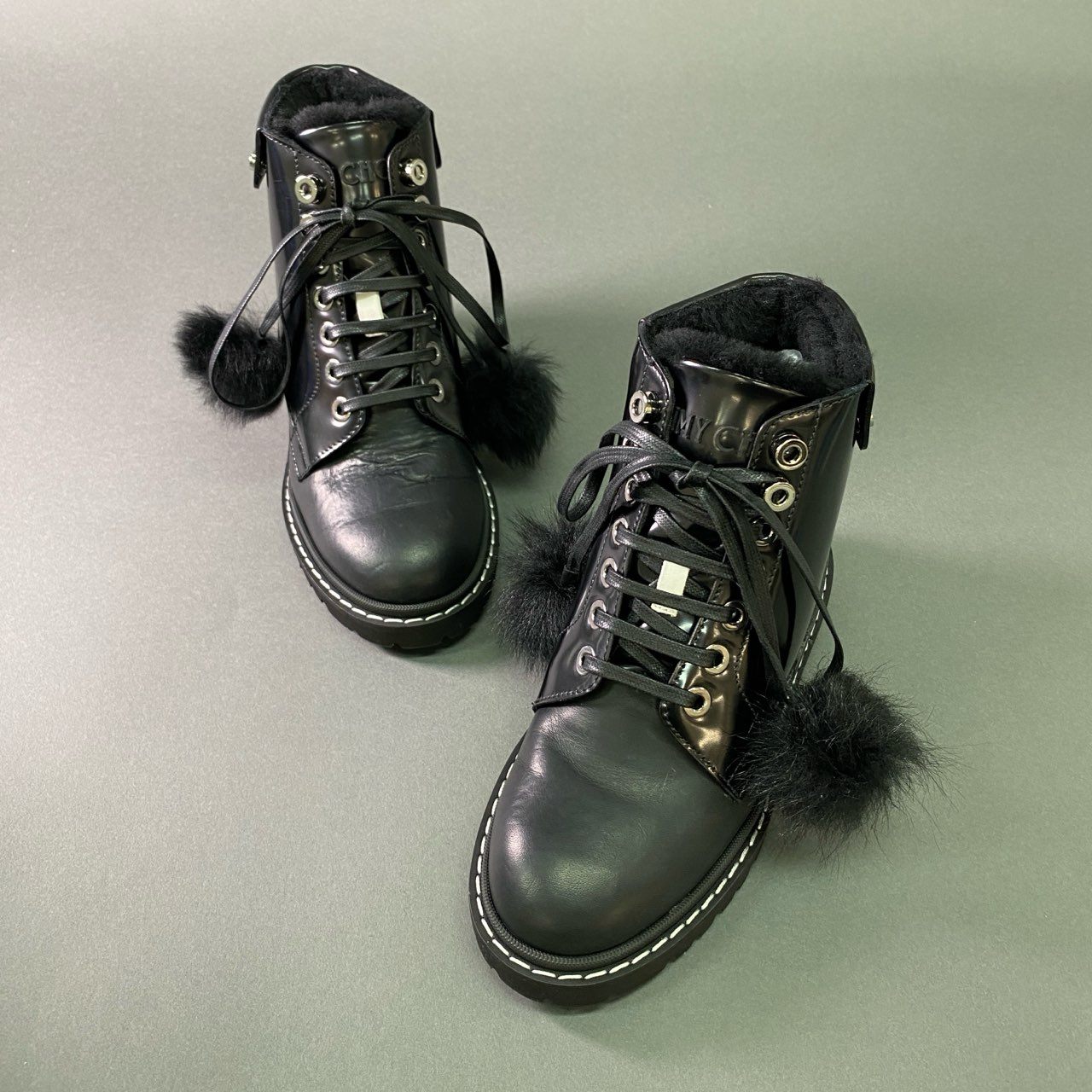 2j25 定価¥246,000 JIMMY CHOO ジミーチュウ Voyager Boots ボヤージャー ブーツ 36 1/2 ブラック レザー ボンボリ ボア ファー シューズ イタリア製