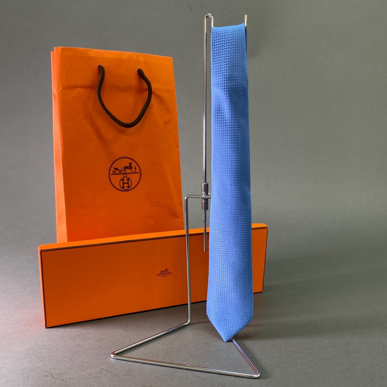 a8 【未使用保管品】 タグ付 HERMES エルメス フランス製 UPSIDE DOWN ネクタイ Hロゴ ビジネス フォーマル 033805T ブルー シルク100%