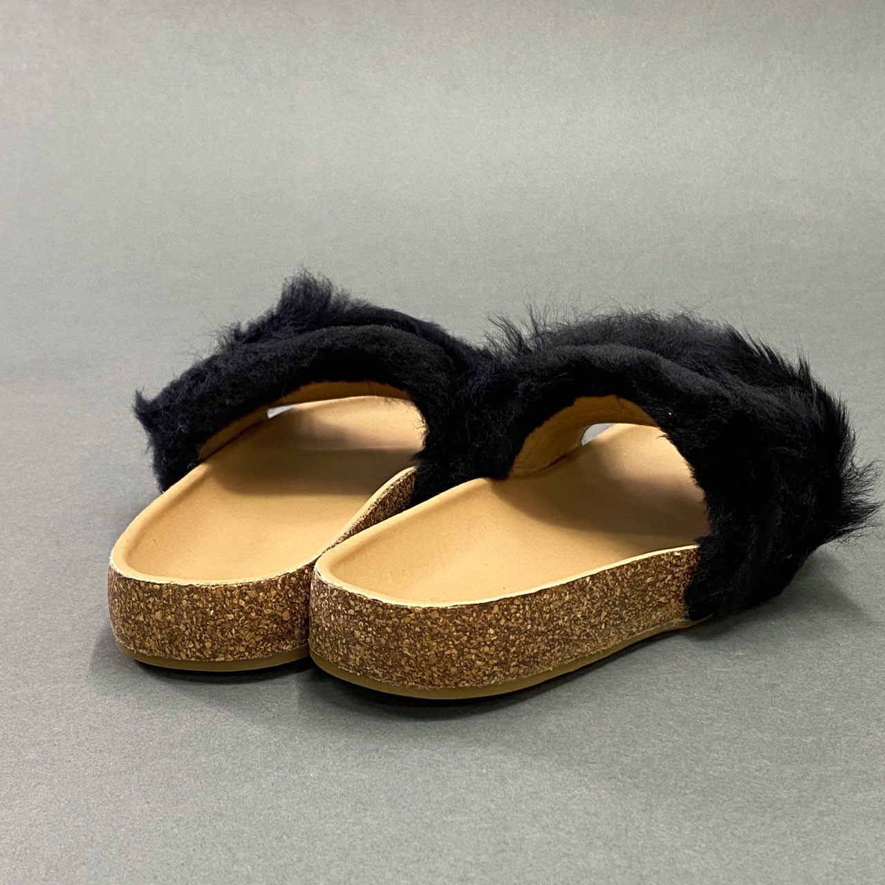 6a10 《未使用品》 定価¥17,600 UGG アグ W DIANE WISP ファーサンダル 22cm ブラック シューズ