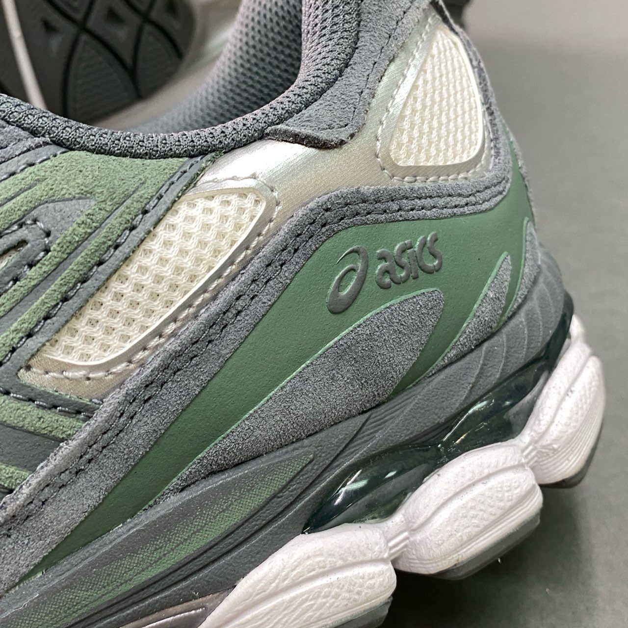 3g9 《美品》 asics アシックス GEL NYC スニーカー F921123 28cm グレー シューズ ゲルニューヨーク 紳士靴 ランニング