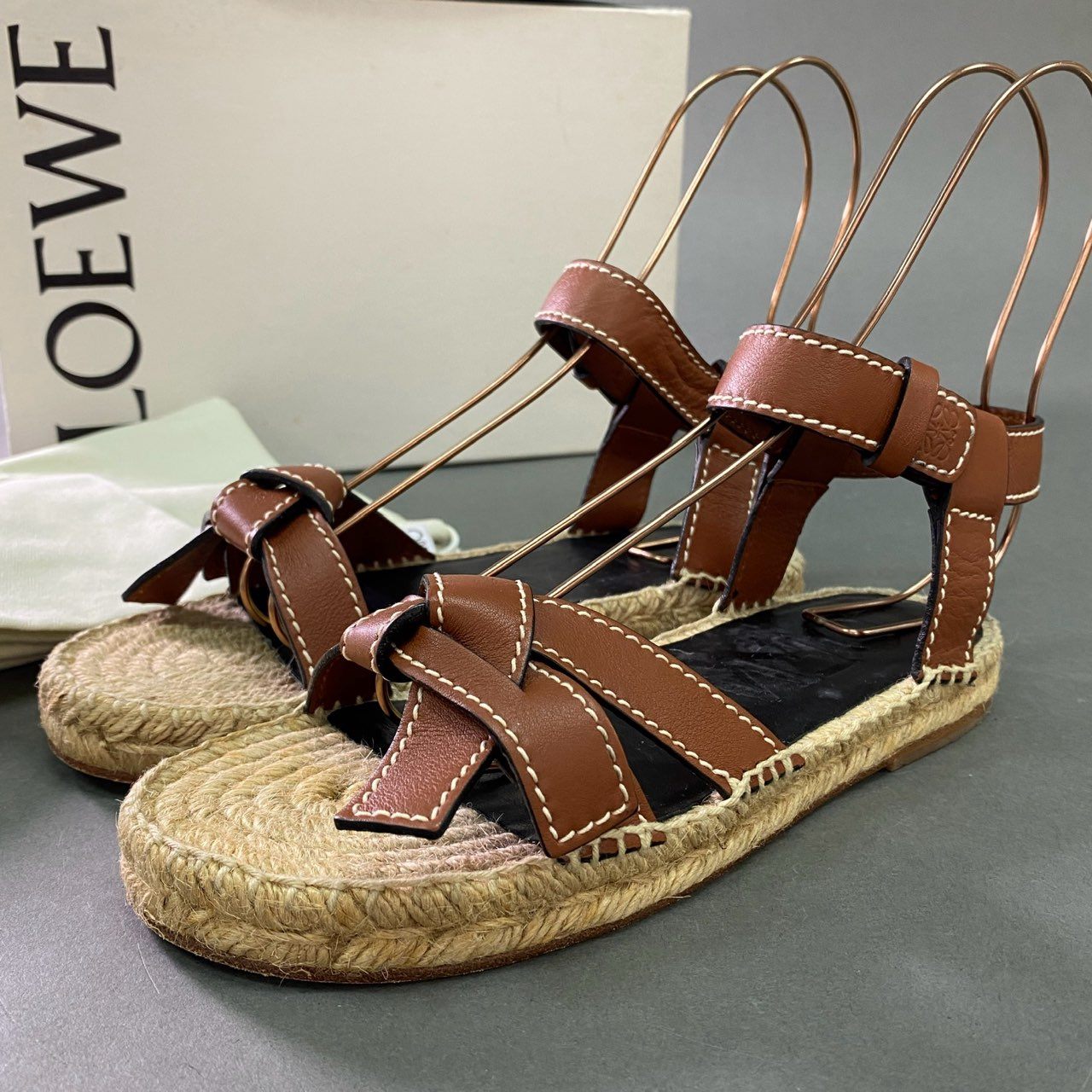1b7 《美品》 LOEWE ロエベ ゲートフラットサンダル 36 ブラウン レザー スペイン製 シューズ 箱付き 夏