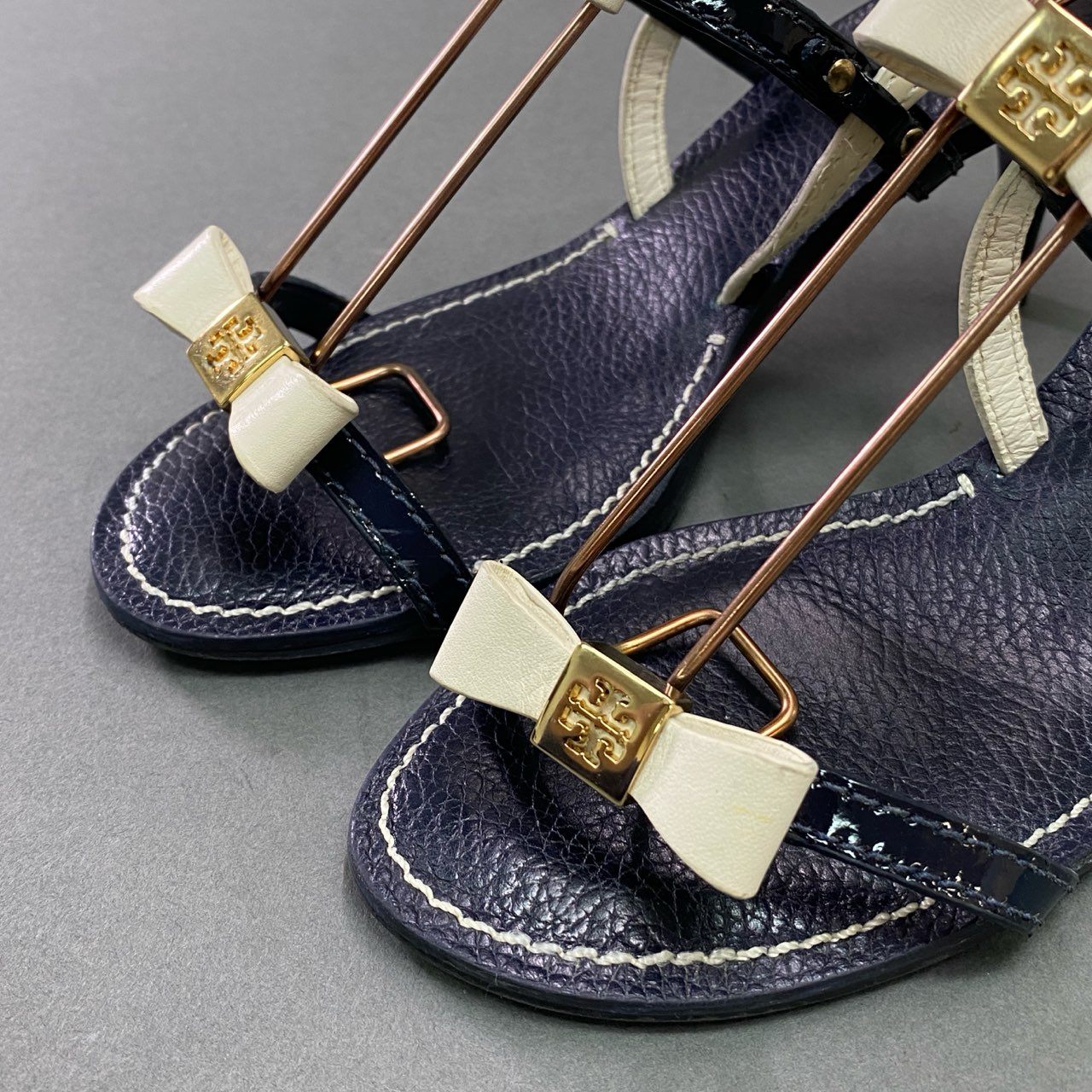 5c21 TORY BURCH トリーバーチ アンクルストラップリボンサンダル 6M ホワイト ネイビー レザー シューズ 夏