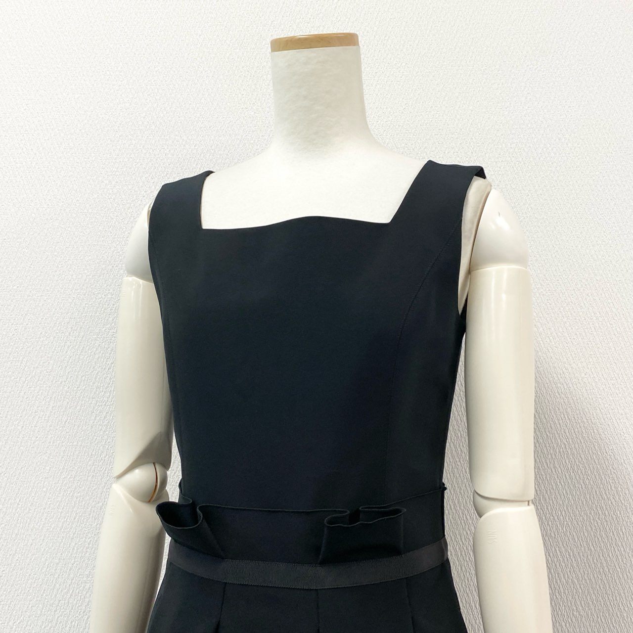 81h7《美品》 FOXEY NEW YORK フォクシーニューヨーク Little Roots Dress ノースリーブワンピース ドレス フレアスカート 日本製 スクエアネック 34022 38 ブラック レディースo07t