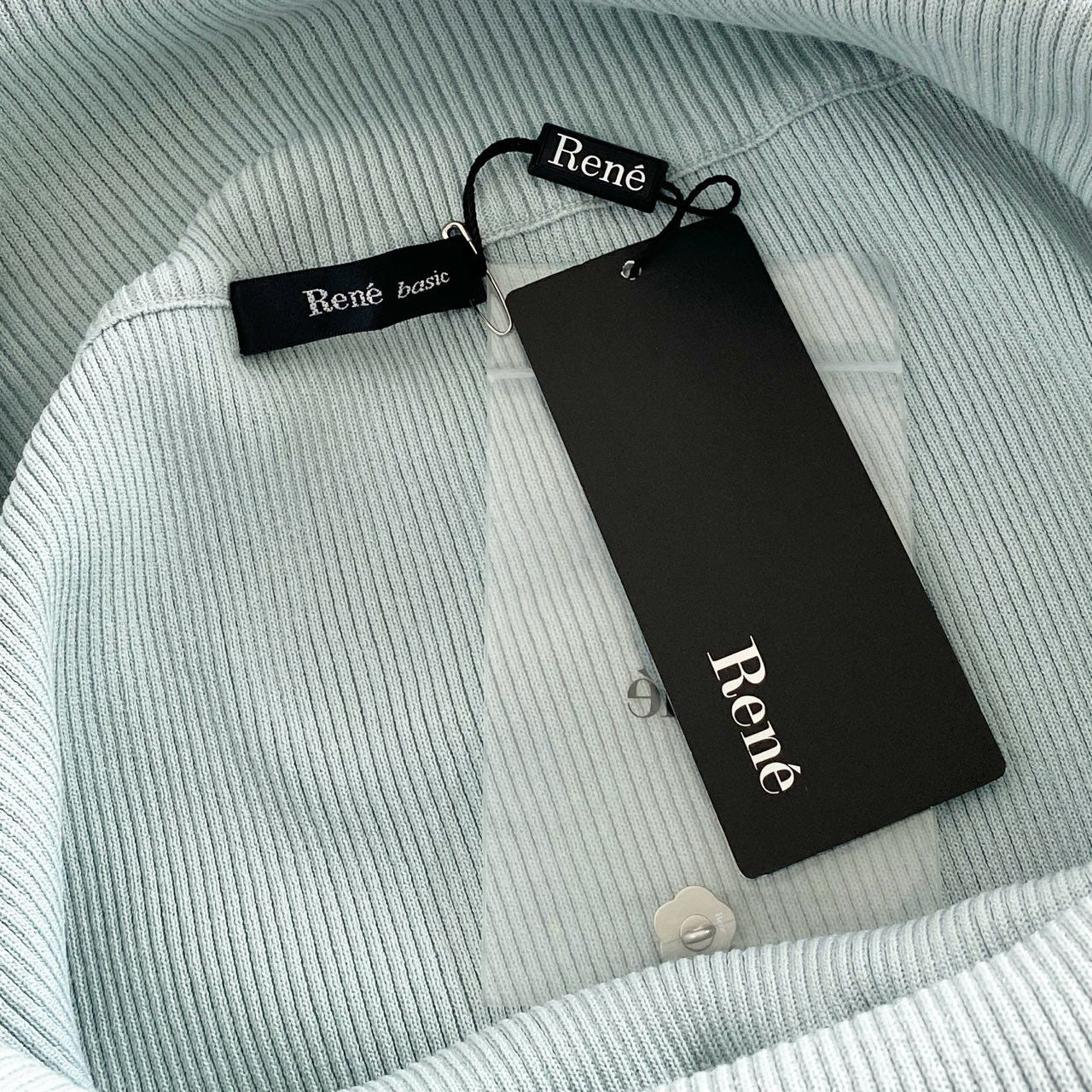 52d14 《タグ付き》 Rene ルネ ノースリーブ タートルネック リブニット セーター トップス カメリアボタン 5932040 サイズ38 ライトブルー レディース 日本製