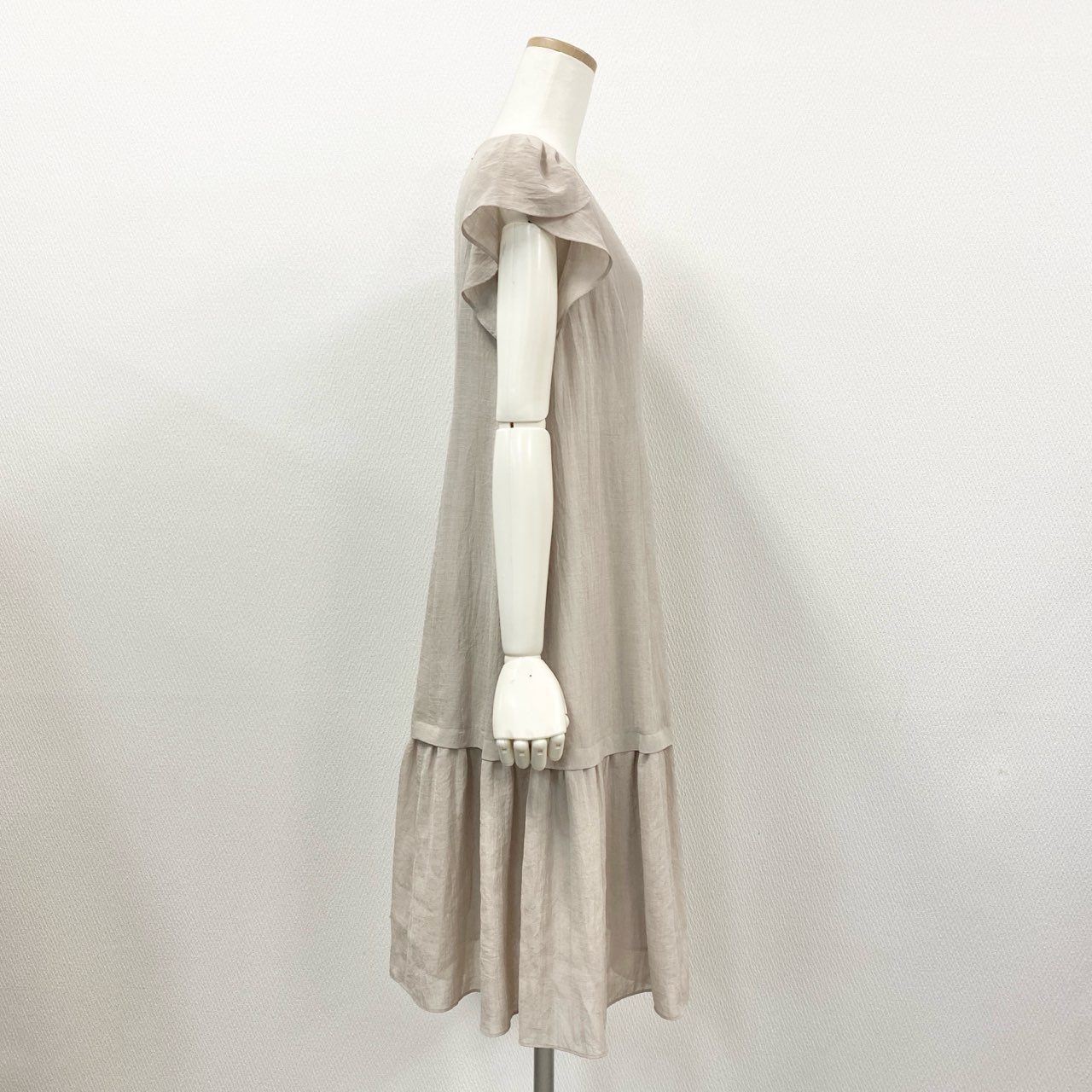 50l6 Rene ルネ フリルスリーブ フレアワンピース 5136020 36 ベージュ ドレス 日本製