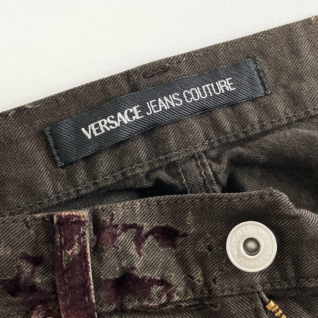 39f9 VERSACE JEANS COUTURE ヴェルサーチ ジーンズクチュール イタリア製 総柄 デニムパンツ ジーンズ ボトムス 34 ブラウン パープル コットン