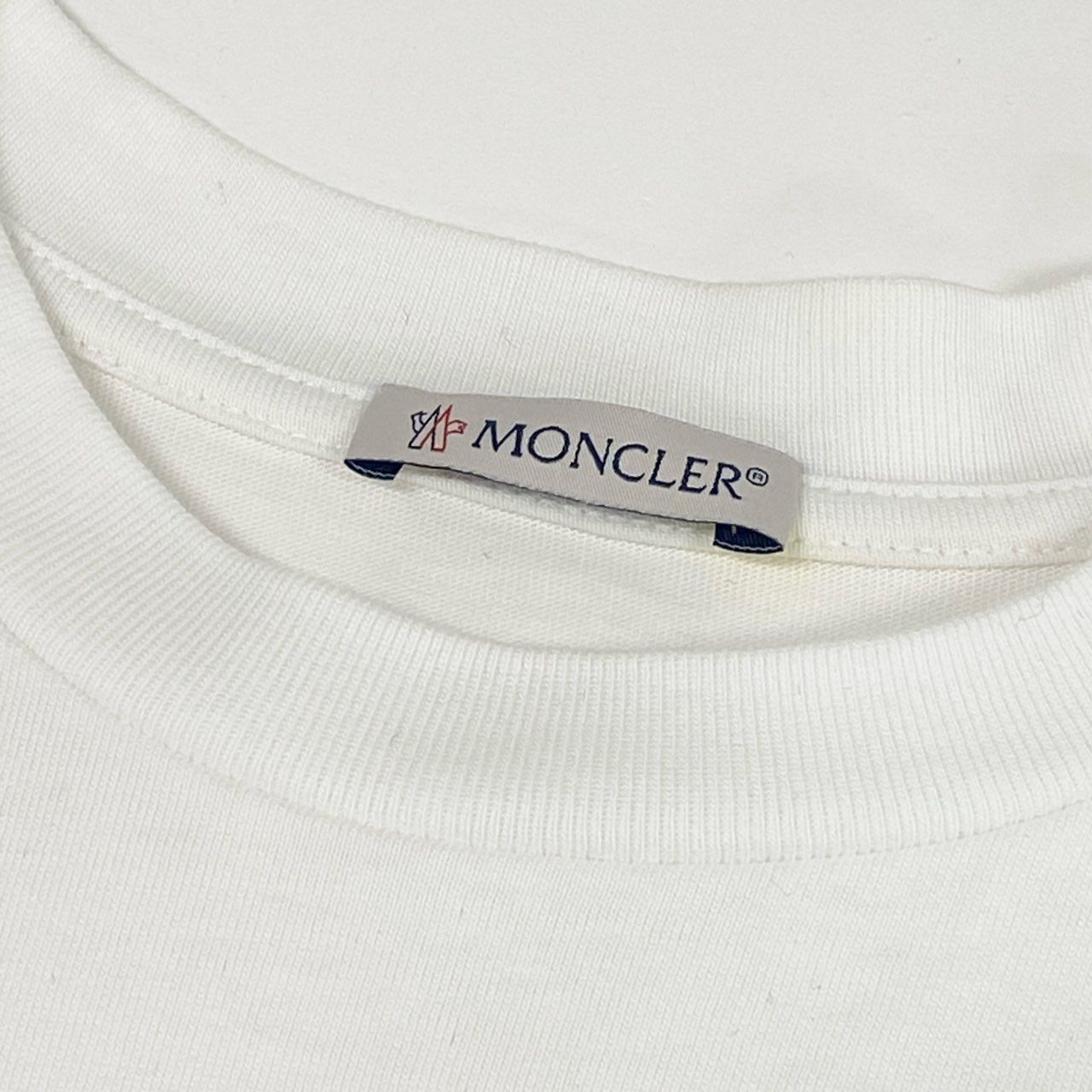 25f14 MONCLER モンクレール ロゴTシャツ クルーネック 半袖カットソー ショートスリーブ トップス ワッペン H20938C00012 XSサイズ ホワイト コットン
