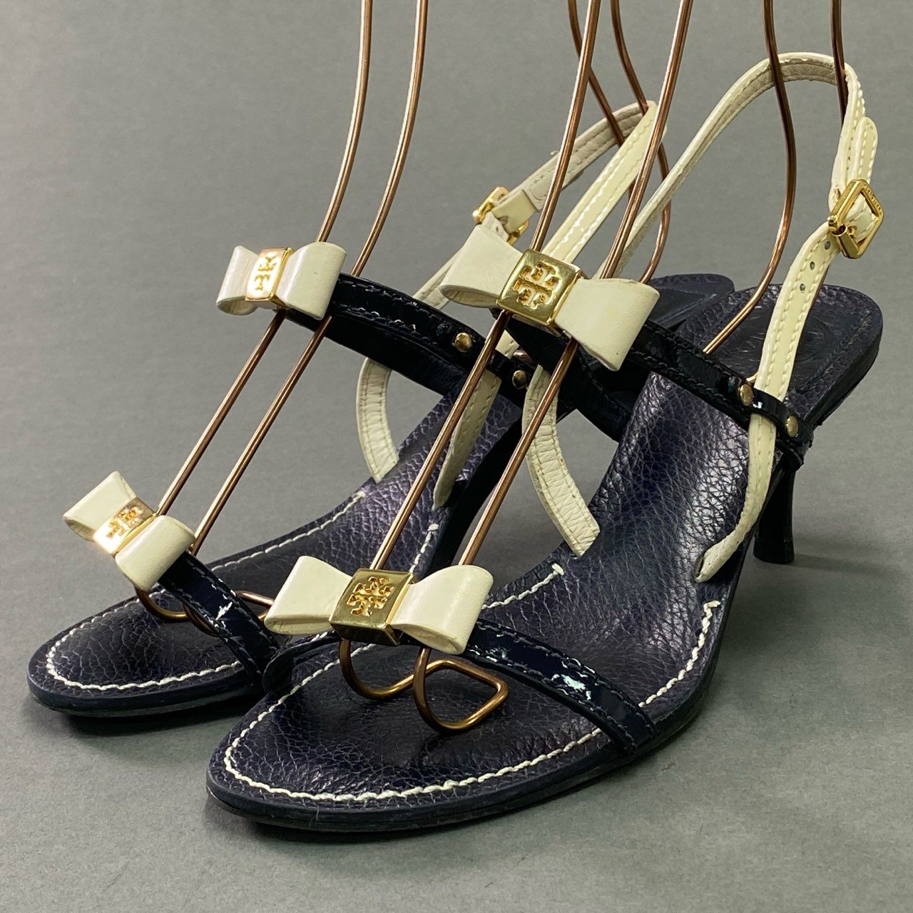 5c21 TORY BURCH トリーバーチ アンクルストラップリボンサンダル 6M ホワイト ネイビー レザー シューズ 夏