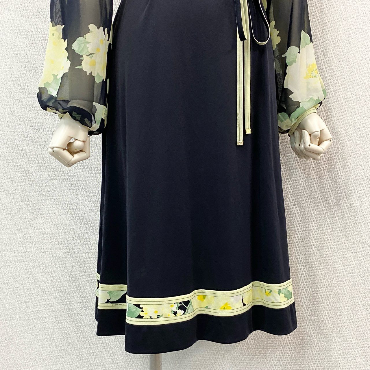 42h22《美品》 LEONARD レオナール カンカン素材 ベルト付き シアー切替 フラワーワンピース ドレス 0350302 40 ネイビー イエロー 画像参照 美しい花柄プリント ペチコート付t18r