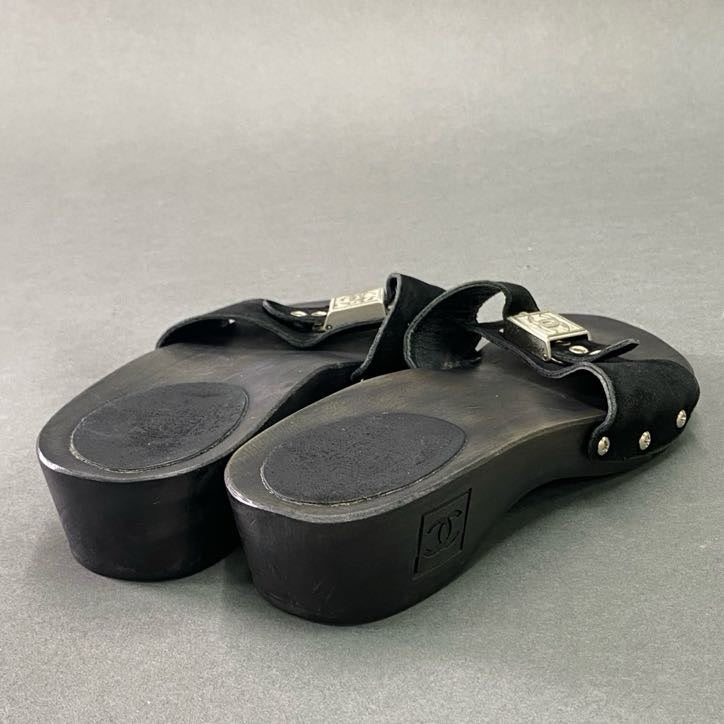 4f4 《美品》 CHANEL シャネル ココマーク メタルバックル ウッドサンダル 37 ブラック レザー シューズ 夏
