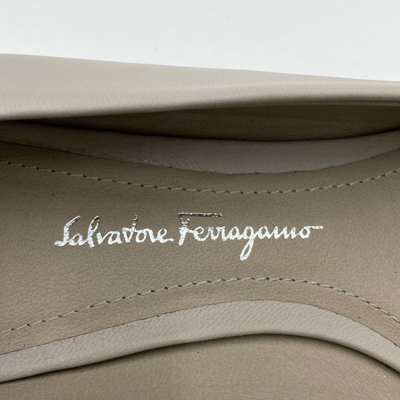 2i3 《極美品》 Salvatore Ferragamo サルヴァトーレフェラガモ VIVA フラットシューズ 7 1/2 ライトグレー レザー VARA ヴァラ バレエシューズt18r