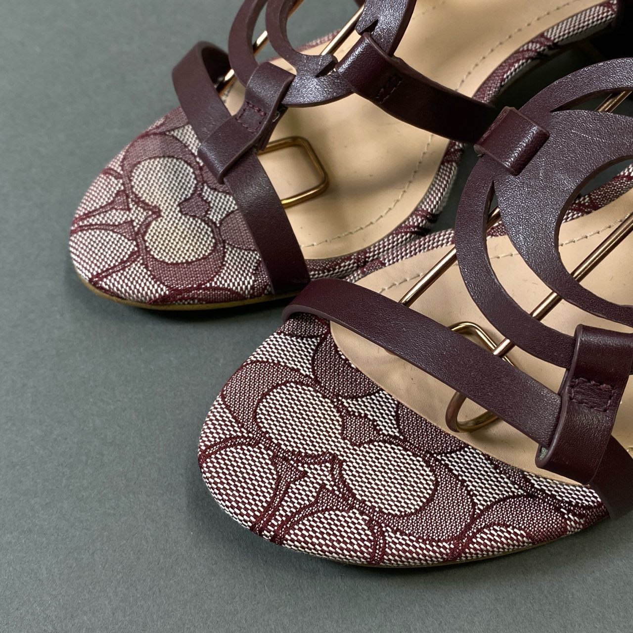 1h1 COACH コーチ シグネチャー ロゴ ヒールサンダル シューズ ストラップ ロゴ刻印 7 ボルドー レザー キャンバス レディースk02i
