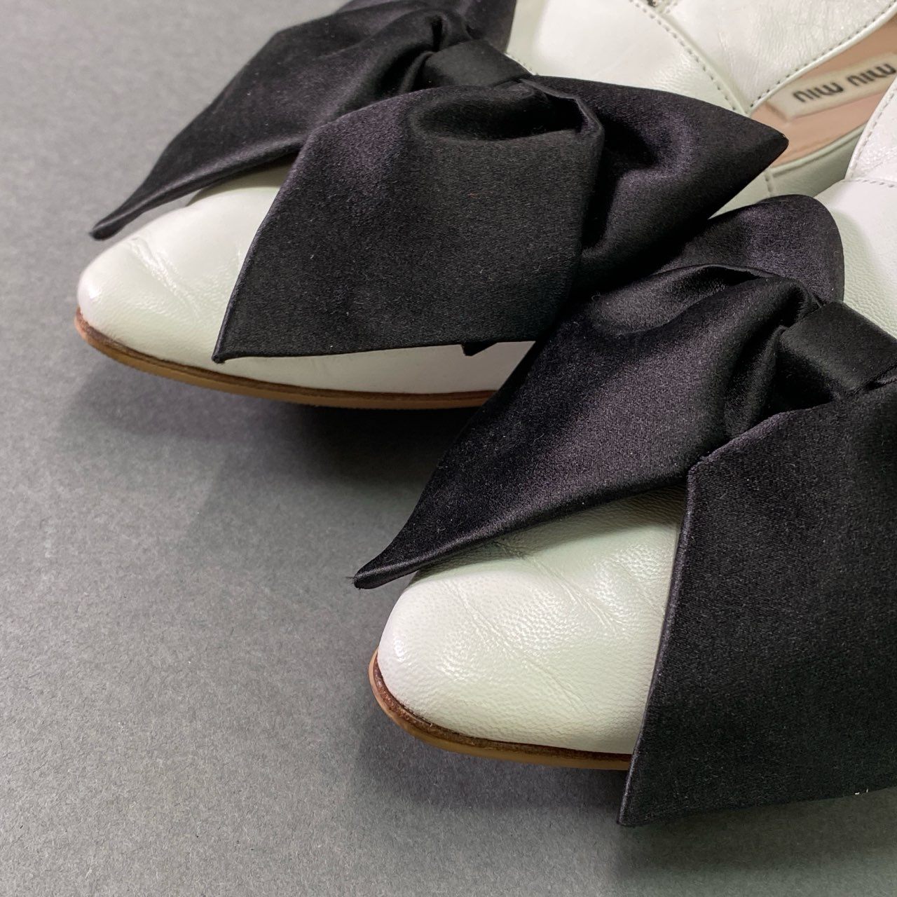 5f8 miu miu ミュウミュウ リボン付き ジップデザイン ローファー 37 1/2 ホワイト ブラック レザー フラットシューズ パンプス 箱付き