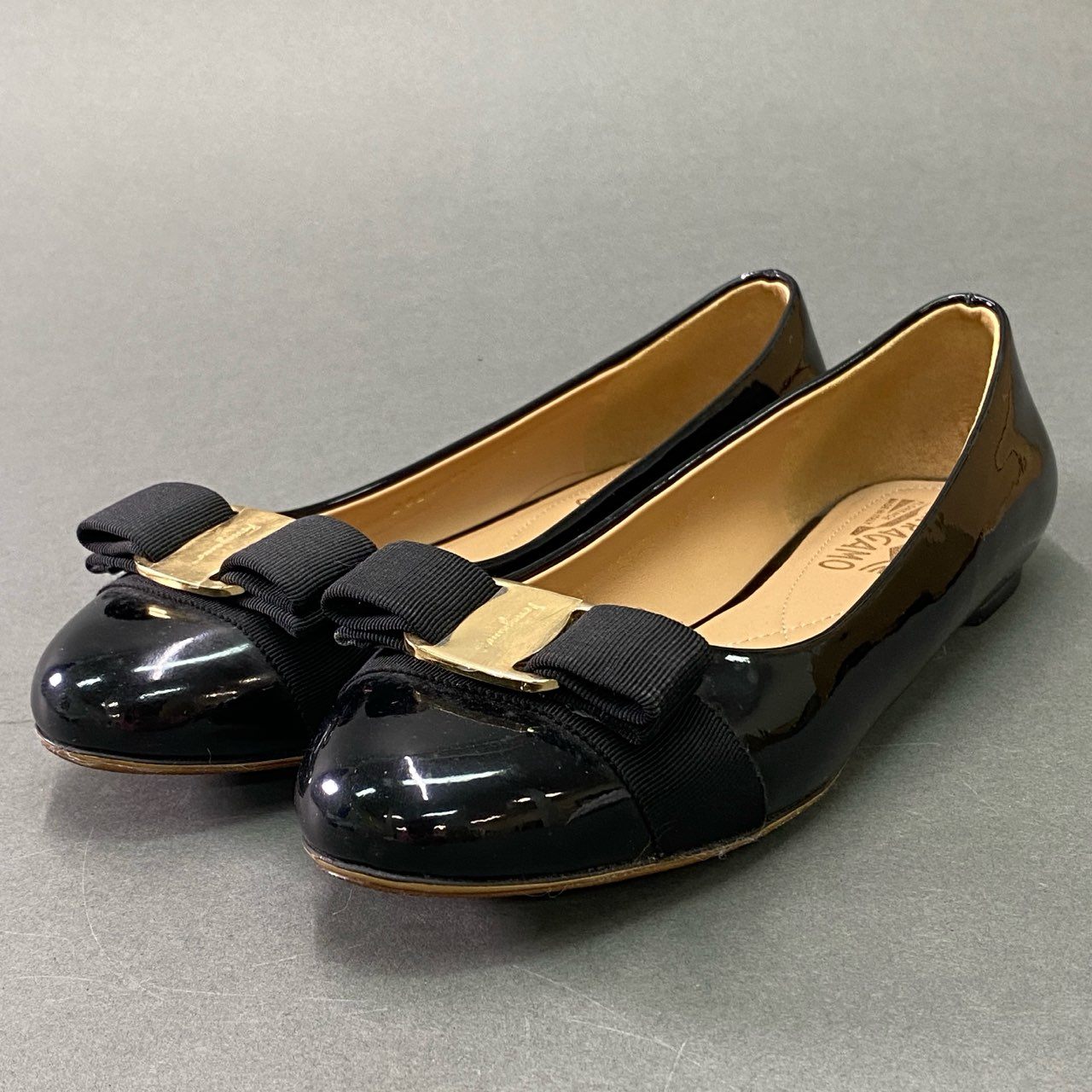 7b14 Salvatore Ferragamo サルヴァトーレ フェラガモ VARA ヴァラリボン エナメルフラットパンプス 6 1/2 ブラック パテントレザー スリッポン シューズ