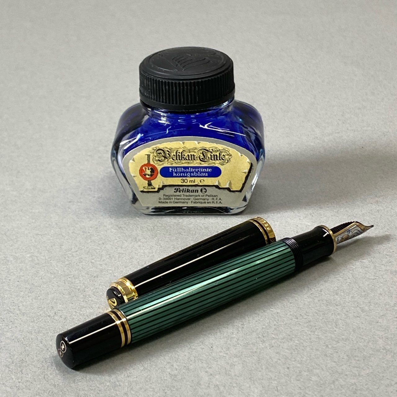 j16《美品》 Pelikan ペリカン SOUVERAN スーベレーン 万年筆 14C 585 グリーン ブラック ストライプ 箱 インク付きt18r