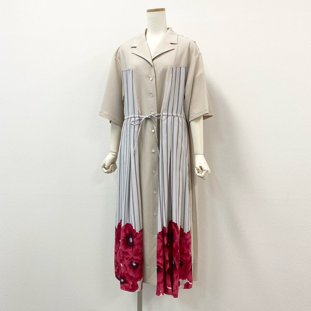 14f12-3 《未使用》定価¥33.000 ふりふ プリーツ加工 フラワープリント シャツワンピース F ベージュ ドレス タグ付き