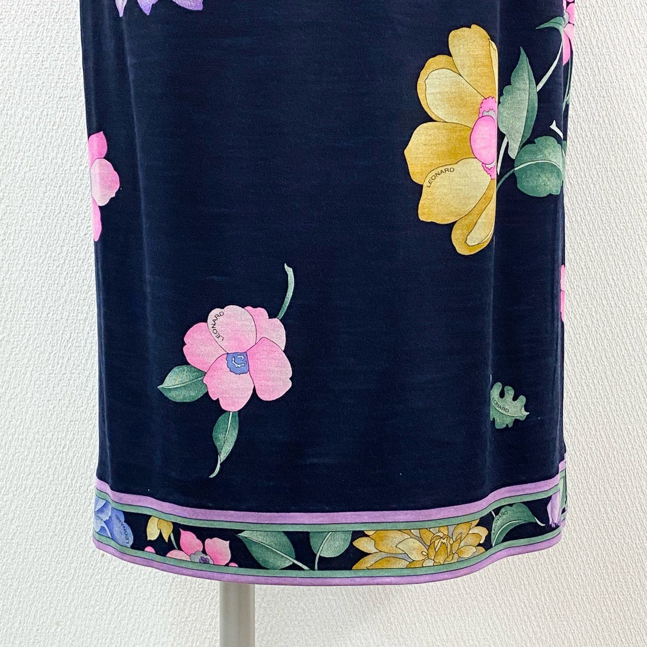 65d30 LEONARD レオナール 美しい花柄プリント フレアスカート 膝丈スカート 花柄スカート サイズ67 ネイビー マルチカラー ウールシルク レディース 日本製