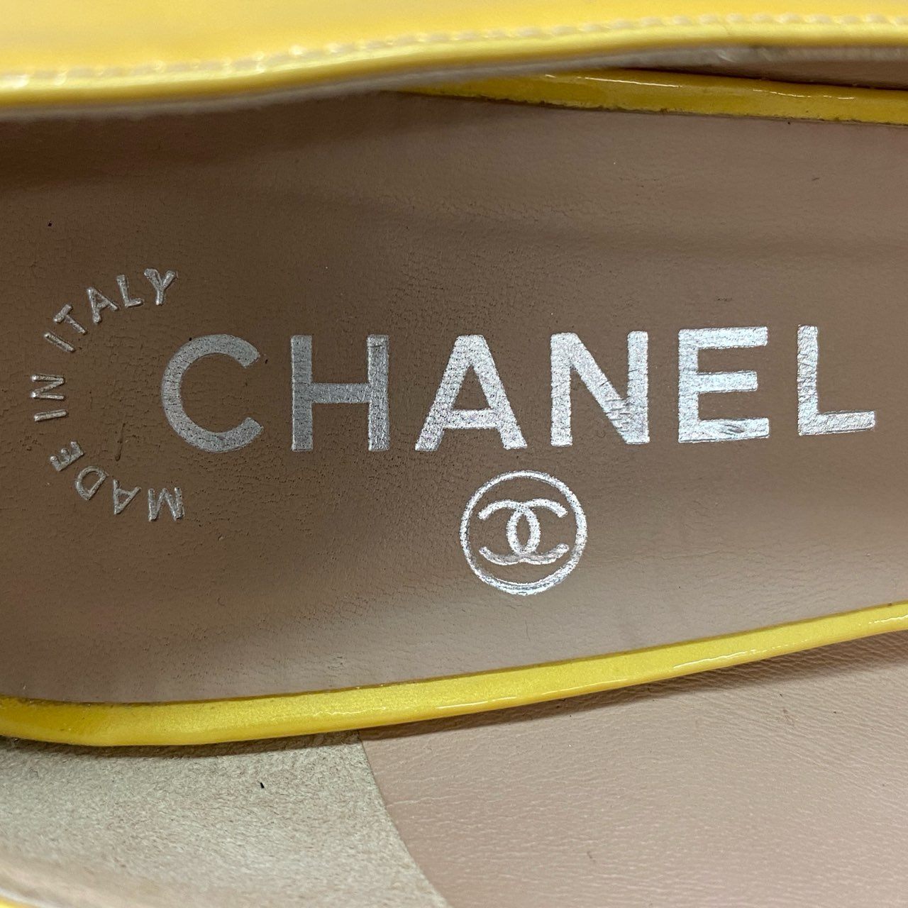 1d21 CHANEL シャネル ココマーク オープントゥ エナメルパンプス 37 イエロー パテントレザー サンダル シューズ イタリア製