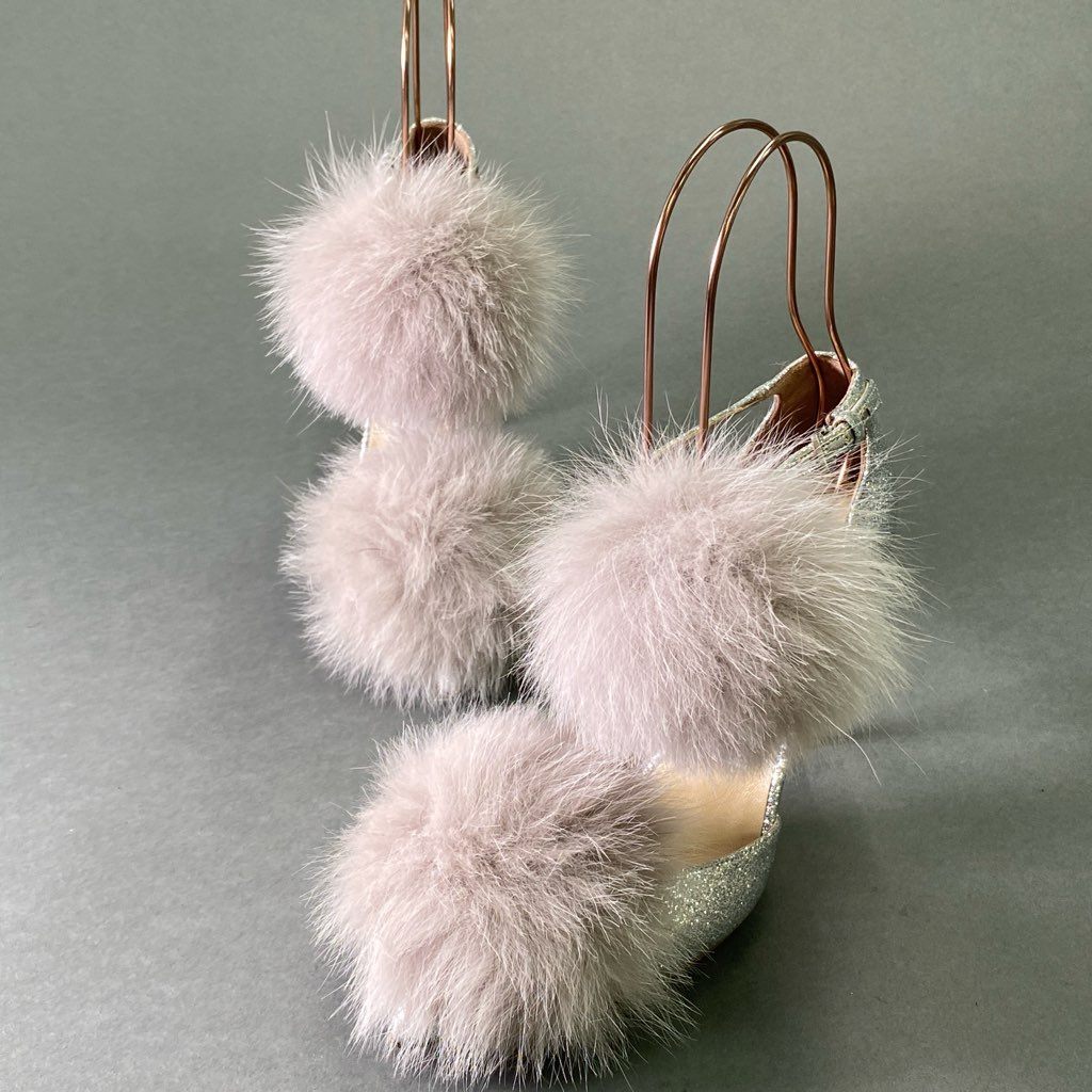 1e7 《極美品》 JIMMY CHOO ジミーチュウ ファー付き グリッター パンプス 35 1/2 シルバー ラメ パーティ シューズ セレモニー イタリア製