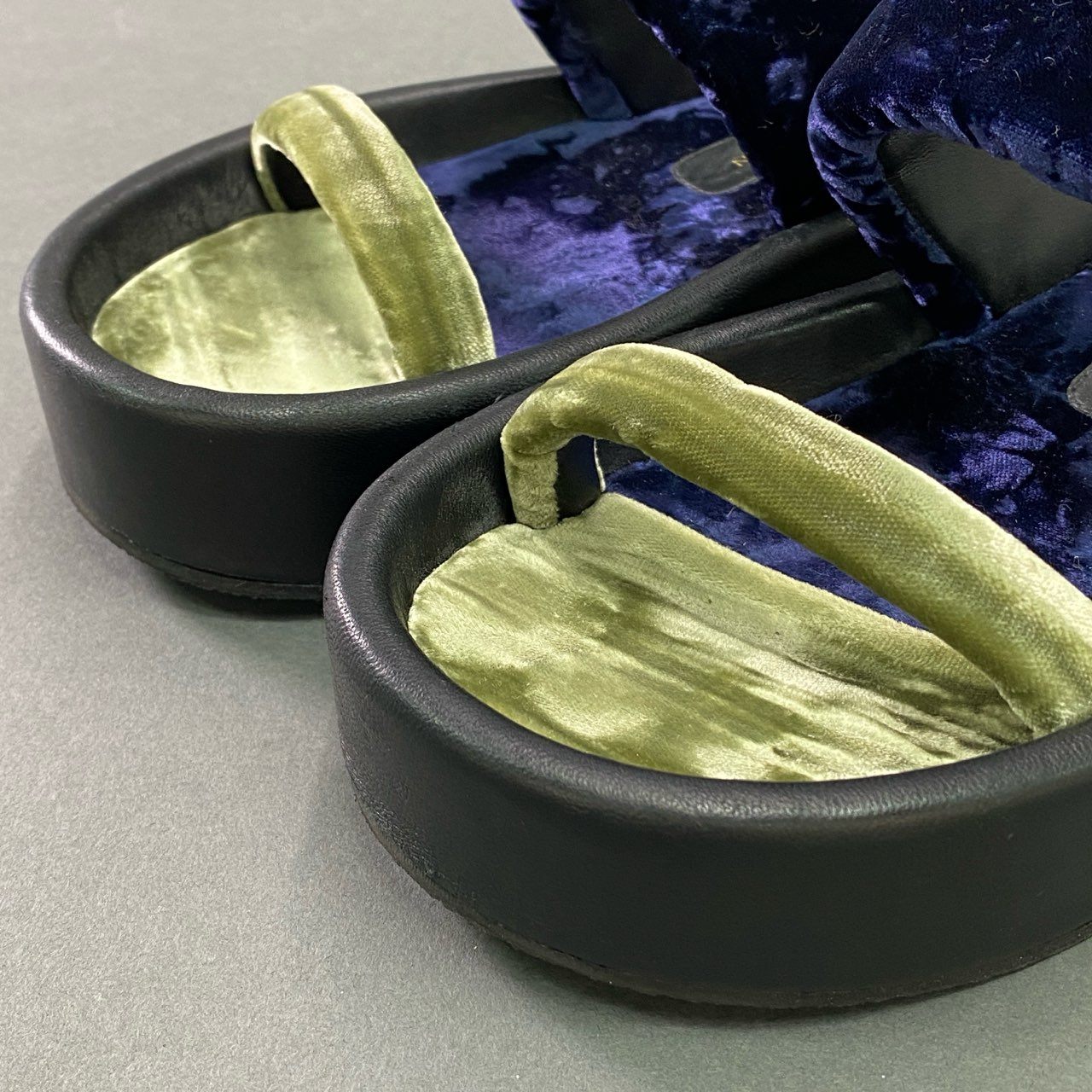 3c18 《美品》 DRIES VAN NOTEN ドリス ヴァン ノッテン 24SS ベルベット スライド サンダル シューズ ベロア バイカラー 35 グリーン ネイビー