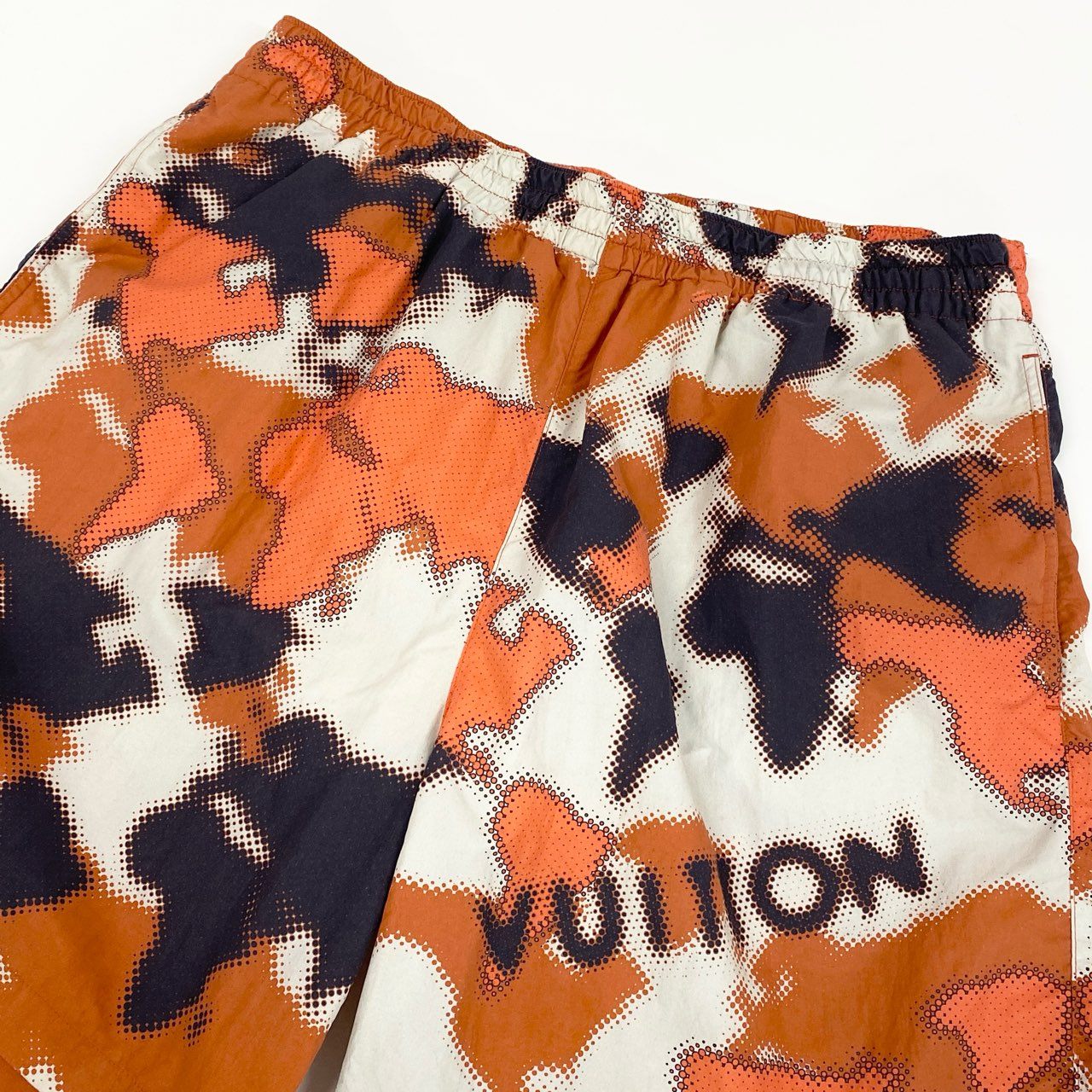 27a17 LOUIS VUITTON ルイヴィトン 24SS ナイロンスウィムショーツ ショートパンツ ハーフパンツ 総柄プリント イタリア製 大きいサイズ 1AFAY6 XLサイズ オレンジ