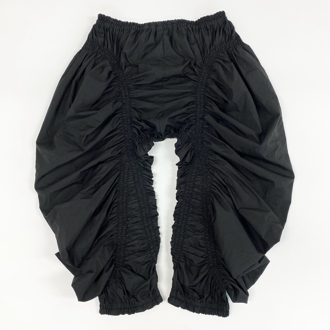 82f24 ISSEY MIYAKE イッセイミヤケ シャーリングギャザーパンツ 変形 ボトムス 日本製 ウエストゴム IM03FF576 2 ブラック メンズ