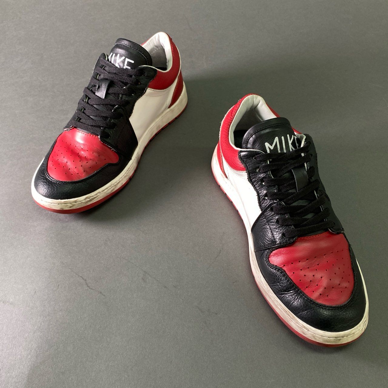 3l20 定価¥46,200 MIKE don't do it マイク ドントドゥイット レザースニーカー 40 ブラック レッド Leather イタリア製 シューズ 靴