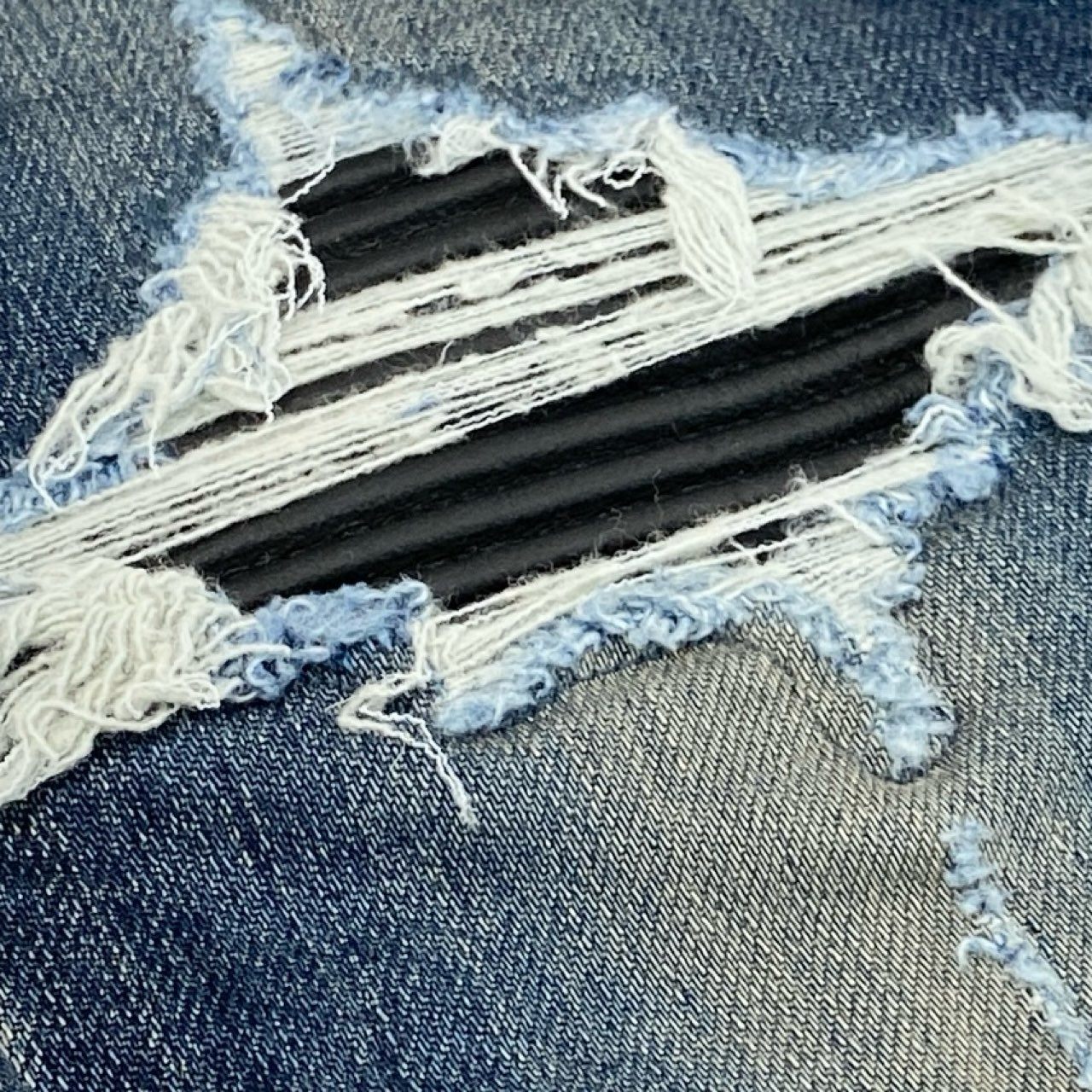 19g28《未使用》タグ付 AMIRI アミリ 蛇腹ダメージ加工 スキニーデニムパンツ ジーンズ ボトムス クラッシュ加工 SR1PXMD001SAMDSI 28 インディゴブルー コットン メンズ