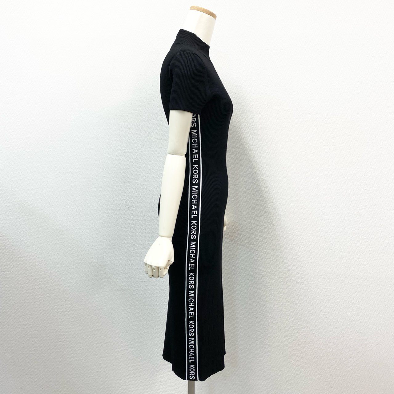 16j20 《美品》MICHAEL KORS マイケルコース サイドロゴテープ ニットワンピース タイトワンピース JS180LN5ZV Sサイズ ブラック ホワイト レディースu02t