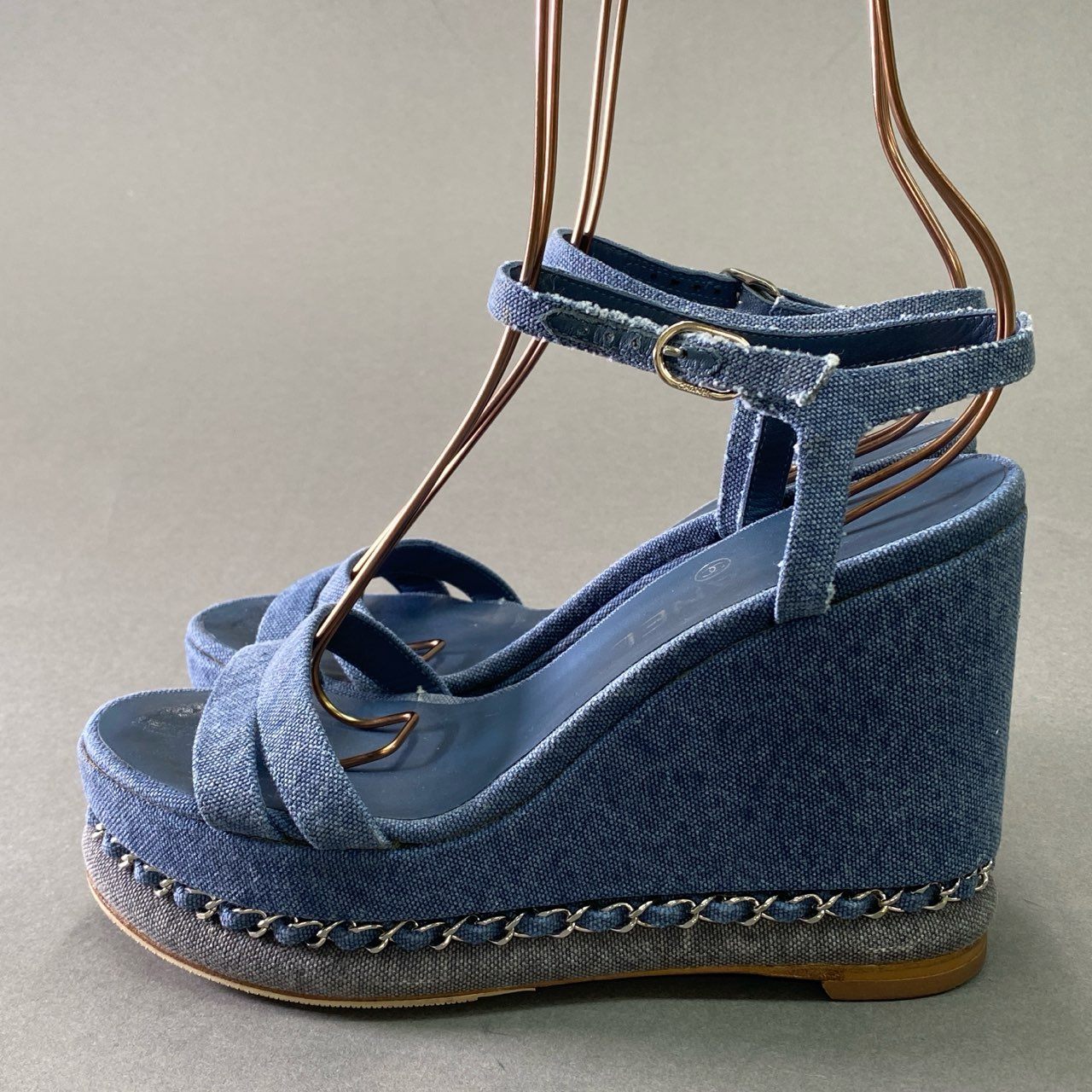 4d15 CHANEL シャネル ココマーク入り ウェッジソール デニム チェーンサンダル 36 1/2 インディゴブルー シューズ 夏 イタリア製