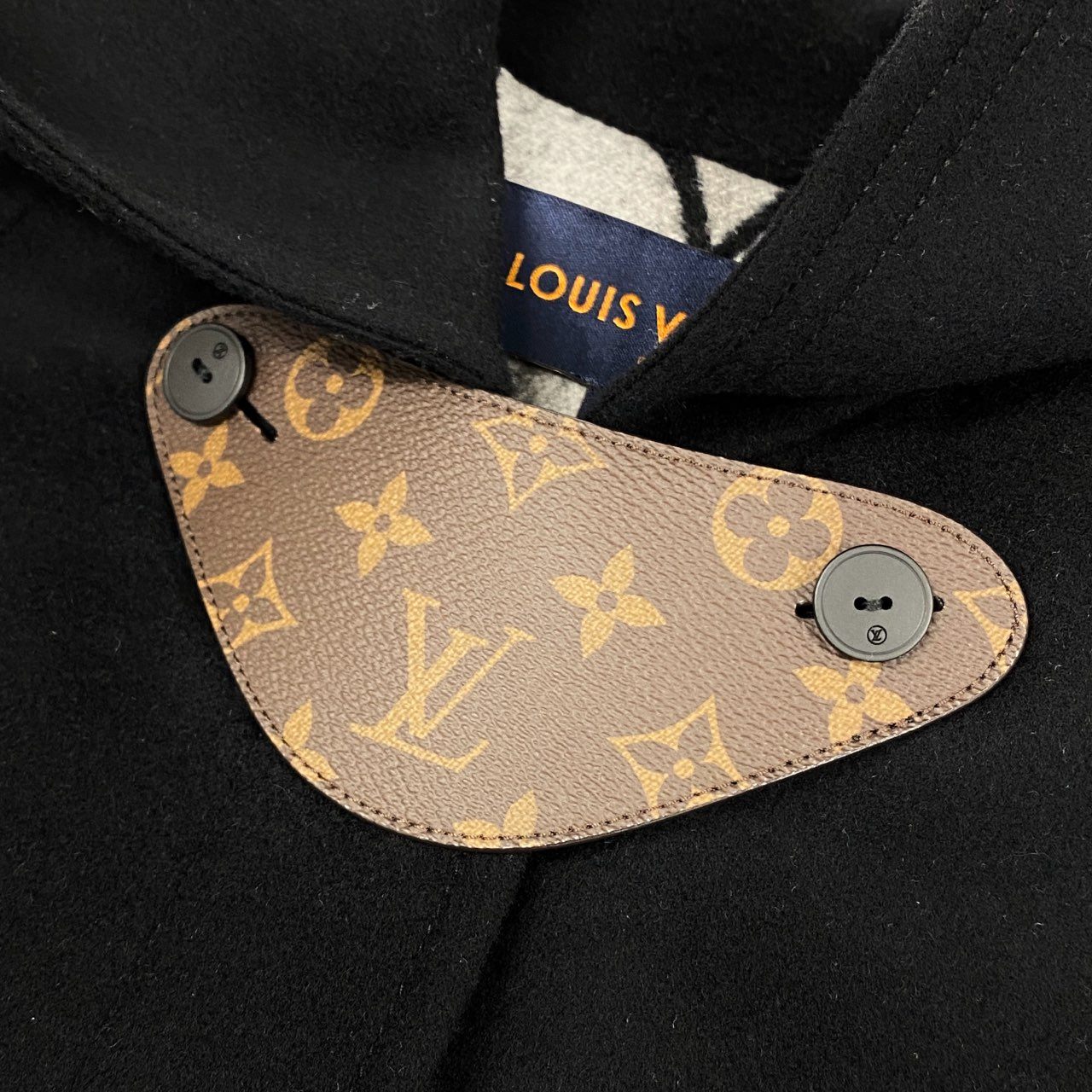 32k28 《極美品》 LOUIS VITTON ルイヴィトン 21年製 ウールポンチョ マントコート ロング 裏地 ジャイアントモノグラム イタリア製 羊革 国内正規品 38 ブラック レディース