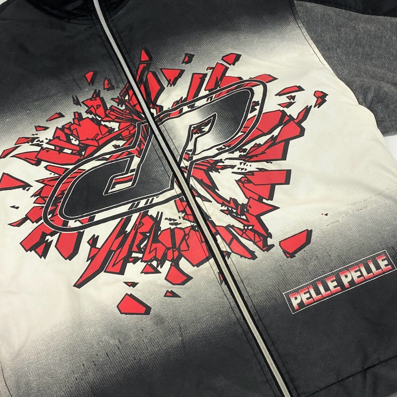 19k28 PELLE PELLA ペレペレ MARC BUCHANAN ナイロン 切替ジャケット 中綿ブルゾン フロントビッグロゴプリント メンズ L ブラック グレー