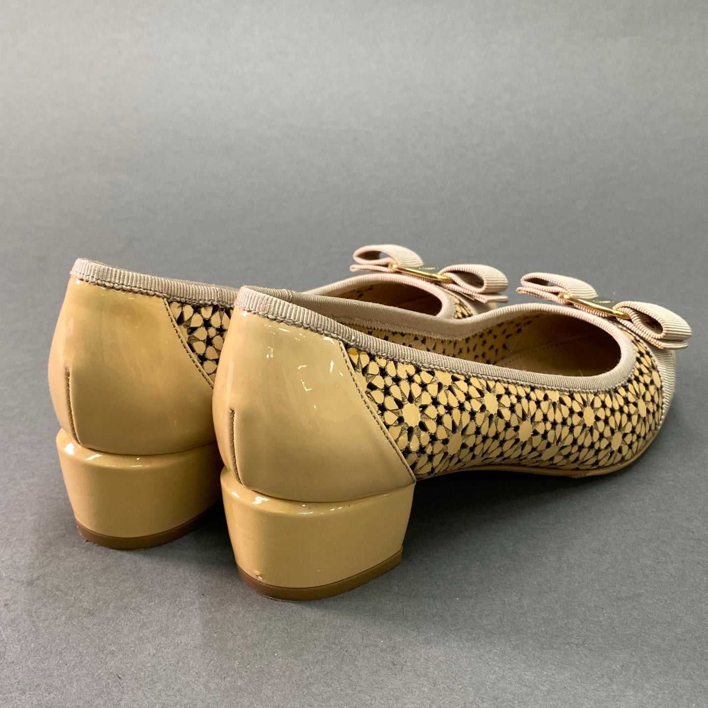 g29《美品》 Salvatore Ferragamo サルヴァトーレ フェラガモ SUSETTE VARA ヴァラリボン フラワーパンプス 6 1/2 ベージュ レザー シューズ 箱 保存袋有t18r