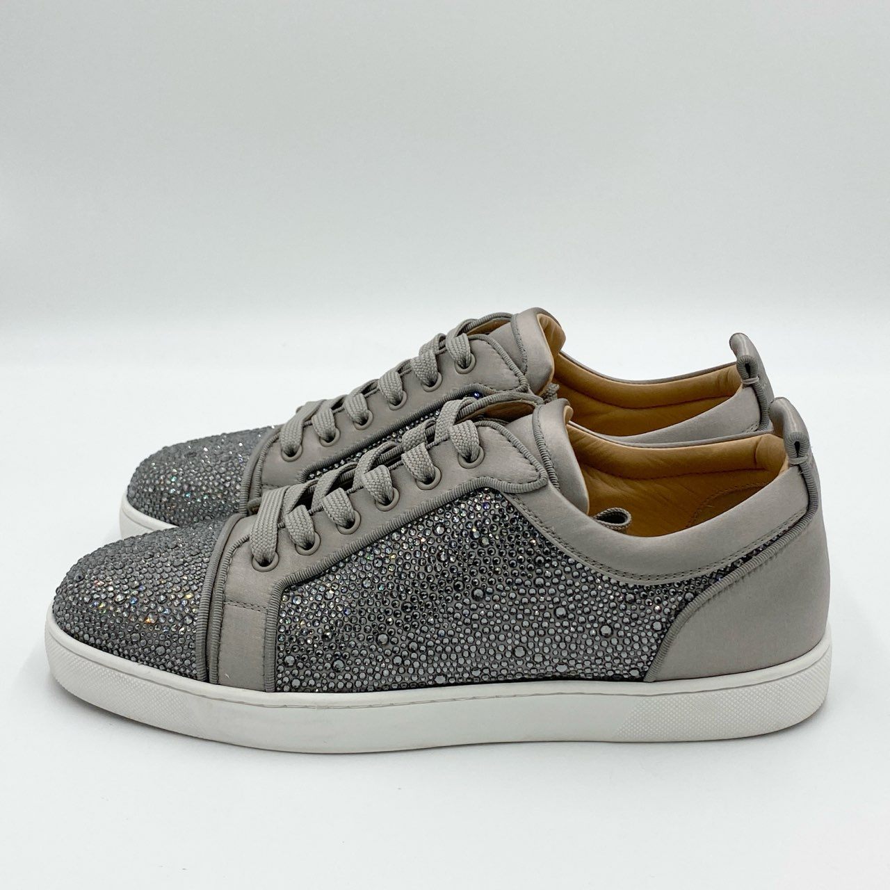 1h20《極美品》 Christian Louboutin クリスチャンルブタン LOUIS STRASS ルイスストラス ラインストーン サテン スニーカー シューズ サイズ42.5 グレー メンズ 紳士靴k02i