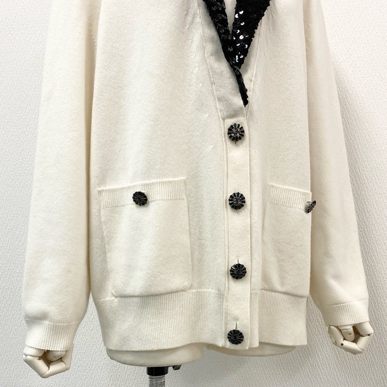 46e9 【極美品】CHANEL シャネル 2023C クルーズライン スパンコール カシミヤニットジャケット ココマーク ラインストーン P74171K10644 サイズ38 ホワイト レディース