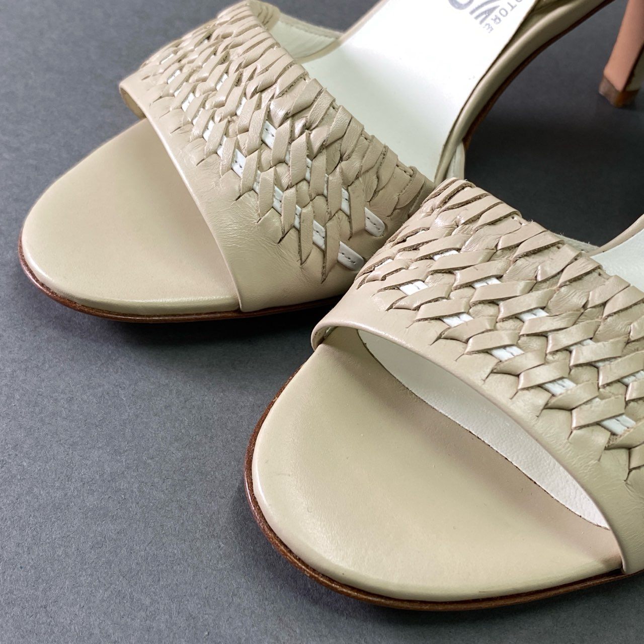 8e18 《美品》 Salvatore Ferragamo サルヴァトーレ フェラガモ 編み込み レザー ヒールサンダル 4 1/2 ベージュ leather シューズ イタリア製 夏