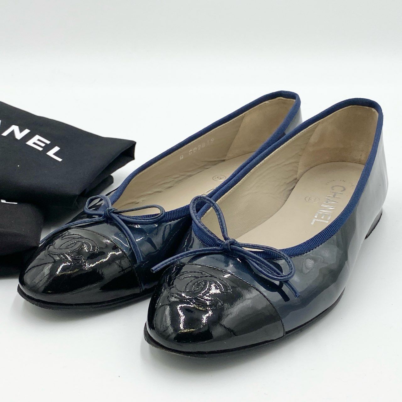 1i4 CHANEL シャネル エナメル バレエシューズ G02819 36 1/2 ブラック ダークブルー パテントレザー フラットパンプス バレリーナ ココマークt18r