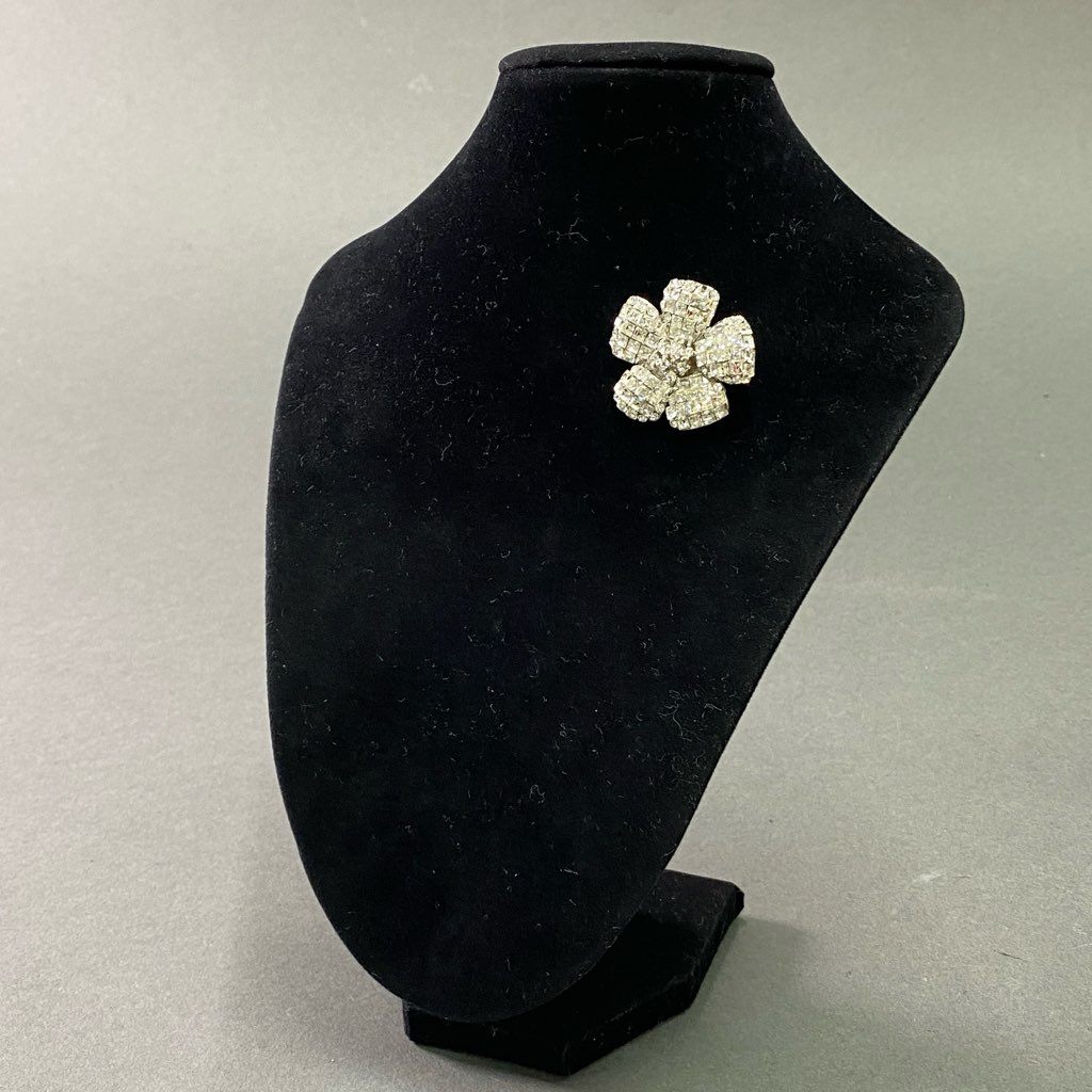 4e10 《美品》 FOXEY フォクシー ブローチ 小物 フラワーモチーフ ラインストーン ビジュー シルバー レディース