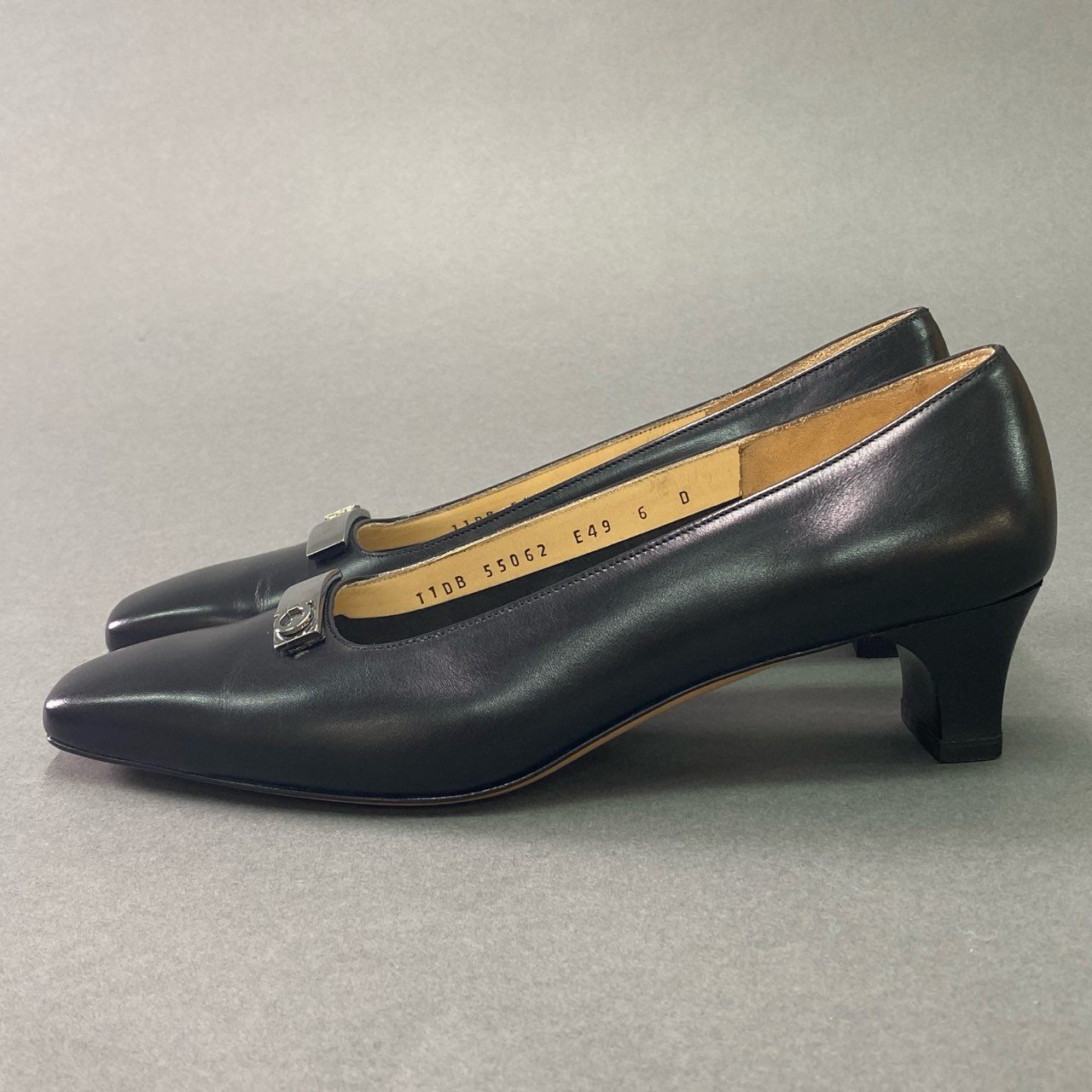 4c3 Salvatore Ferragamo サルヴァトーレフェラガモ スクエアトゥ ヒールパンプス レザーパンプス leather ミドルヒール メタルプレート イタリア製 箱付き レディース 6 ブラック 本革