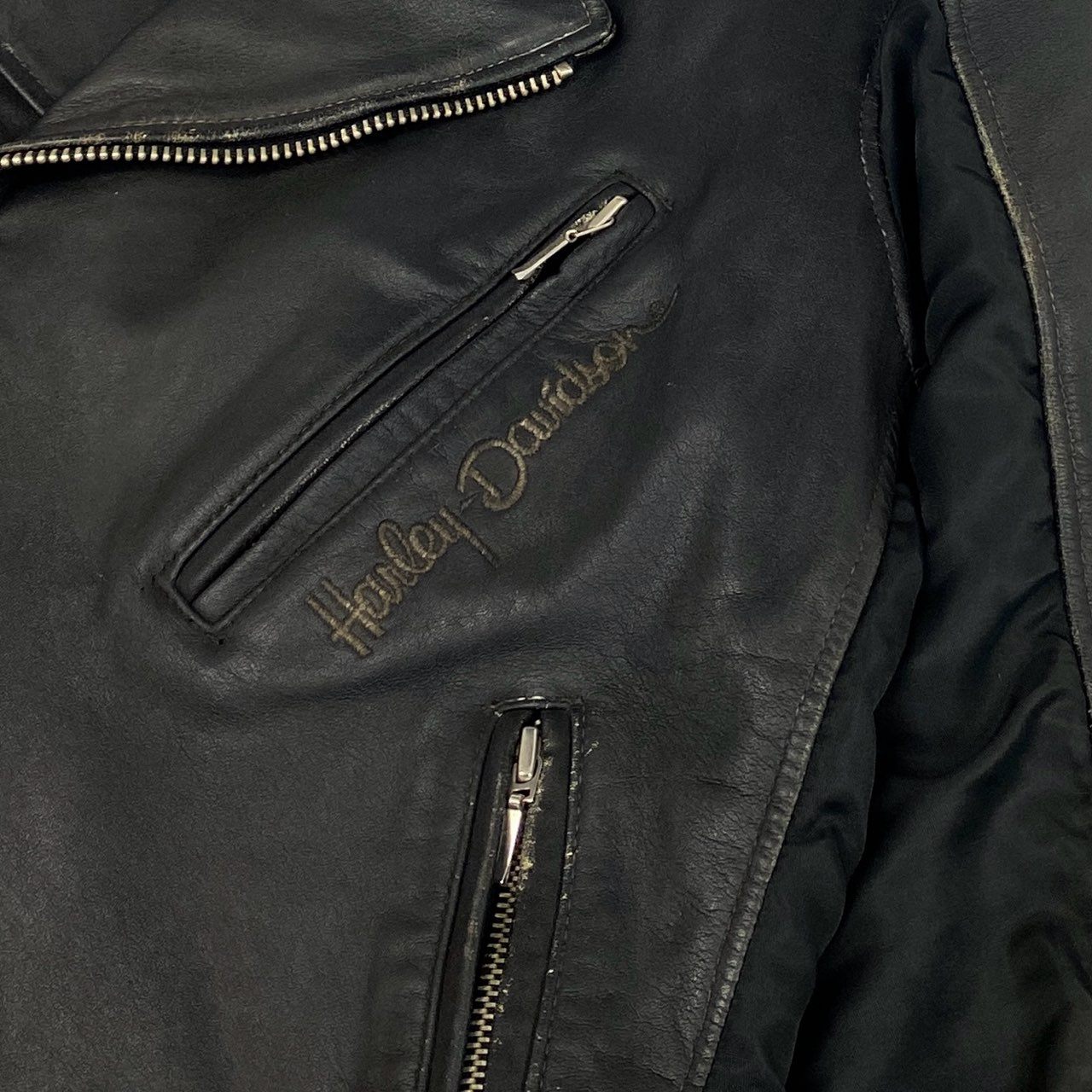 67g24 HARLEY DAVIDSON ハーレーダビッドソン 90周年記念 ダブルライダースjケット レザー ロゴ刺繍 M ブラック 牛革 メンズ_