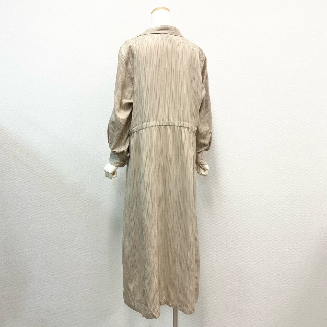 80j17《美品》AKRIS アクリス 変形シャツワンピース ロングワンピース ストライプ 48サイズ ベージュ レディースu02t