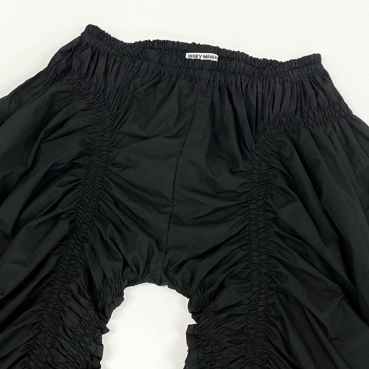 82f24 ISSEY MIYAKE イッセイミヤケ シャーリングギャザーパンツ 変形 ボトムス 日本製 ウエストゴム IM03FF576 2 ブラック メンズ