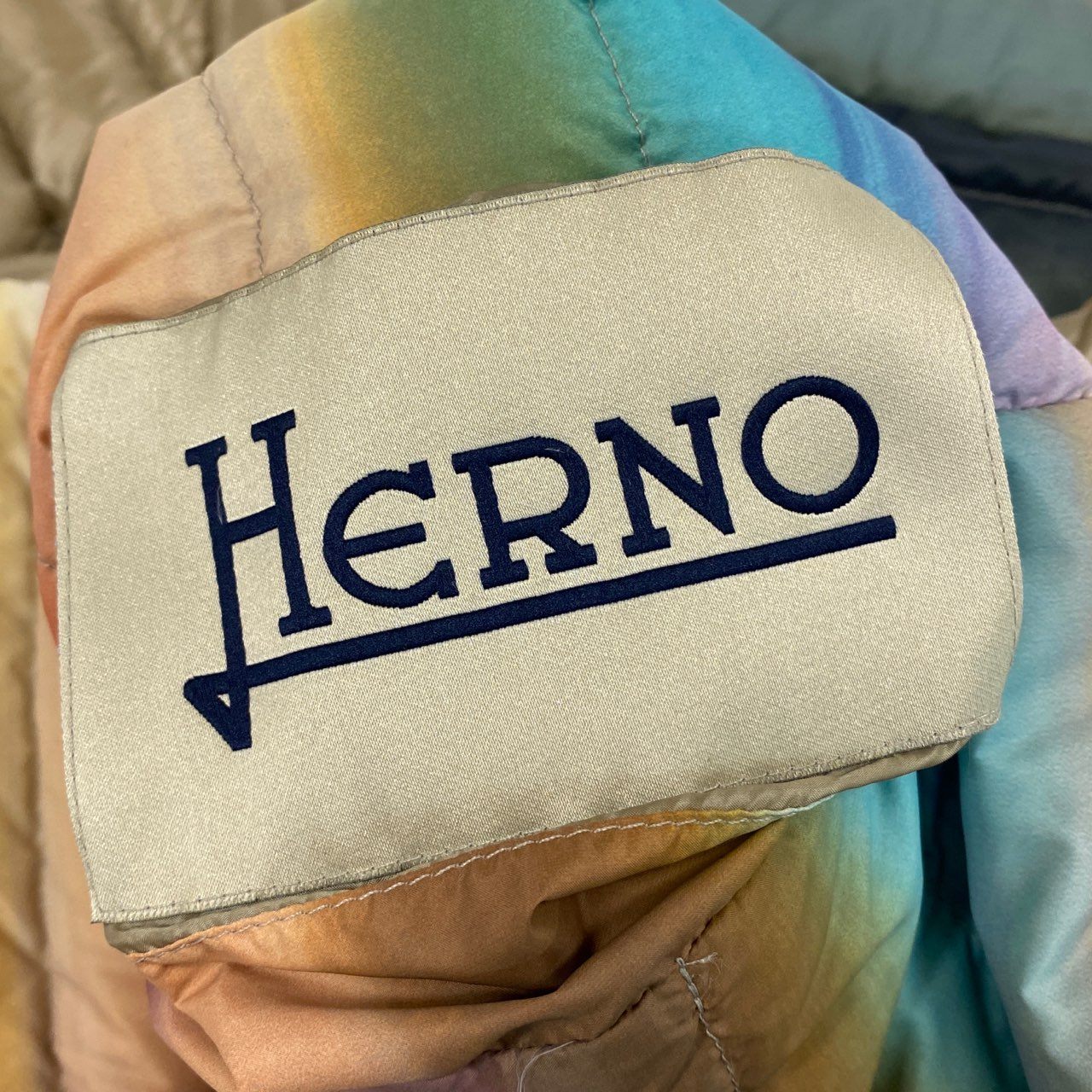 45c3 【美品】 HERNO ヘルノ Rainbow Reversible Down Jacket ショートスリーブ リバーシブル ダウンジャケット 42 レインボー 金ボタン マルチカラー ルーマニア製