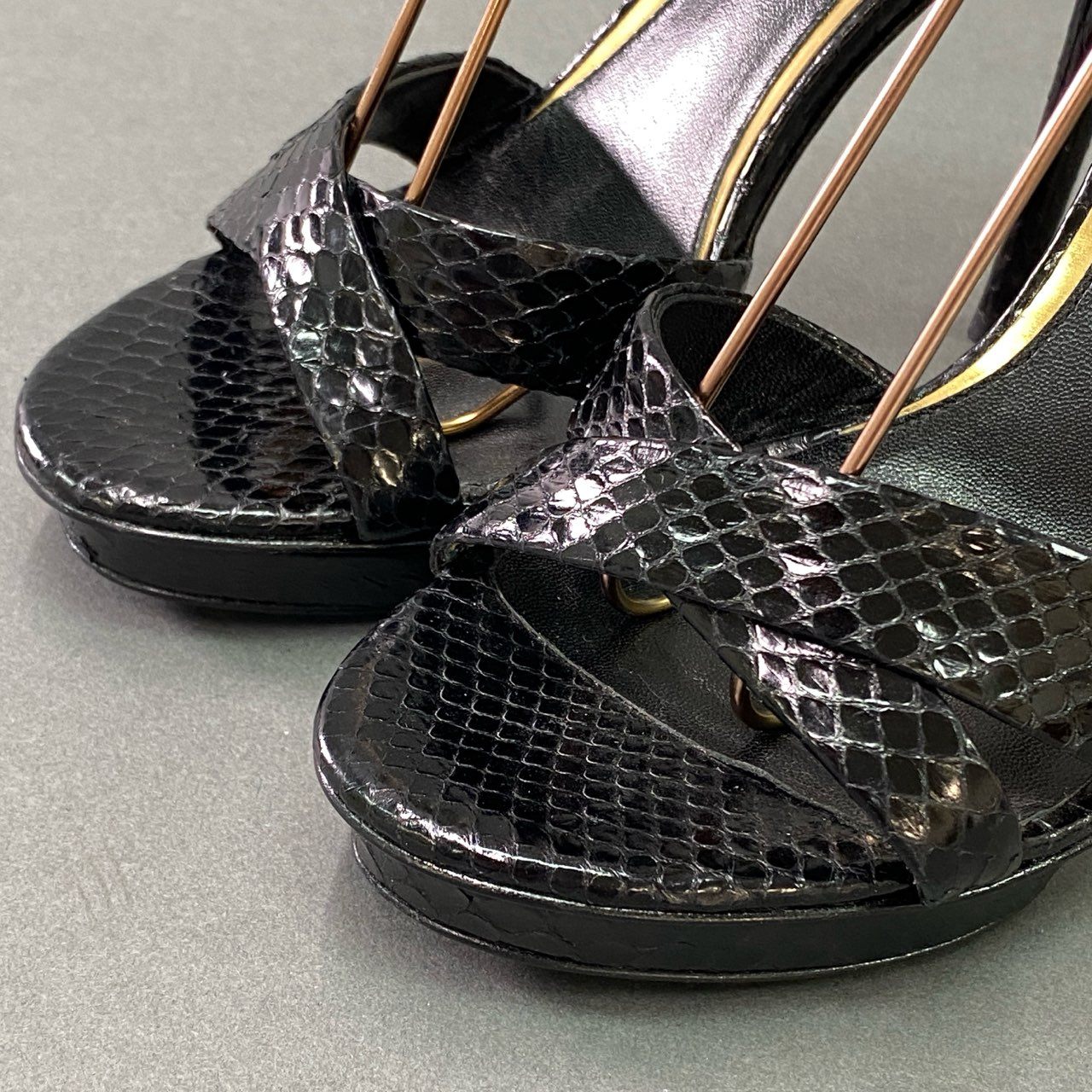 6a6 《美品》 Roberto Cavalli ロベルトカヴァリ パンサーヘッド ゴールドチェーン パイソン ハイヒールサンダル 36 ブラック パンプス イタリア製 シューズ 靴