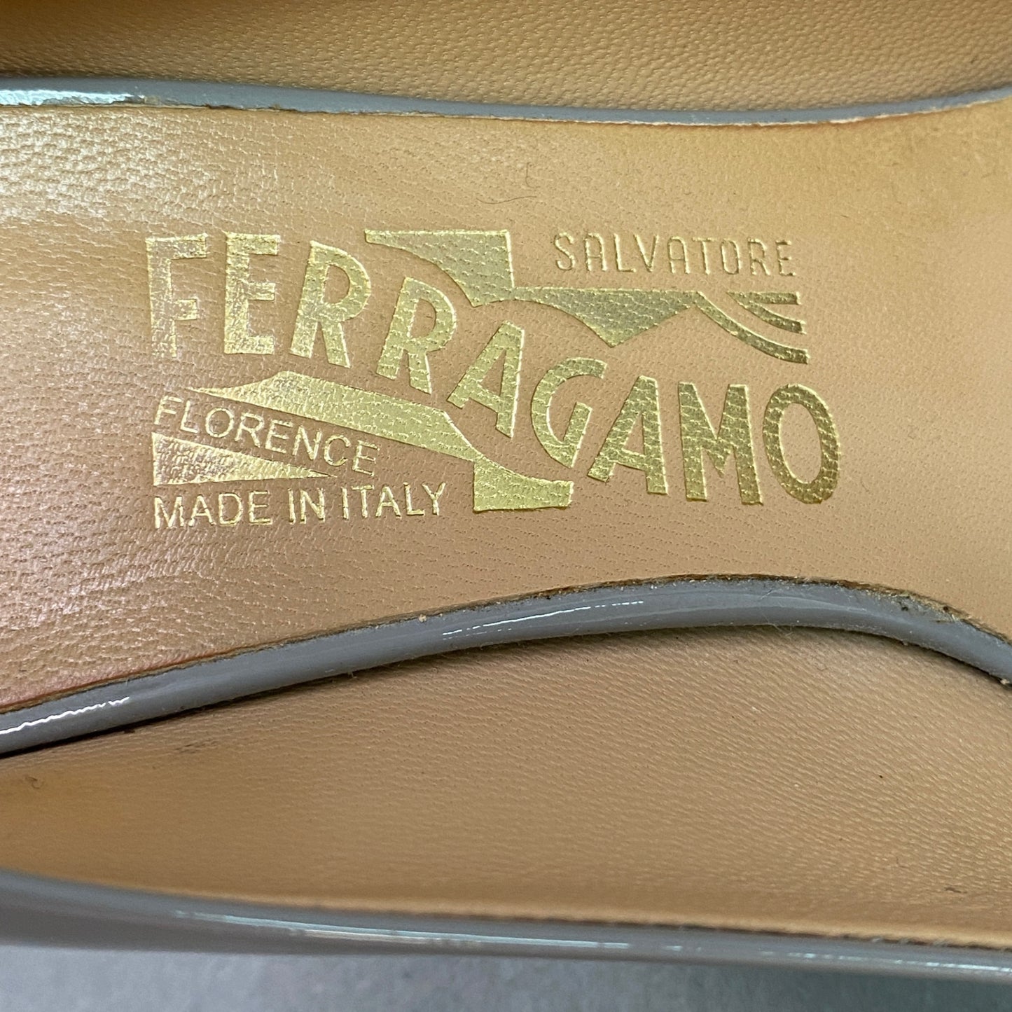 g29《美品》 Salvatore Ferragamo サルヴァトーレ フェラガモ VARA JELLY ヴァラリボンパンプス 6D ライトグレー エナメル シューズ 箱 保存袋有t18r