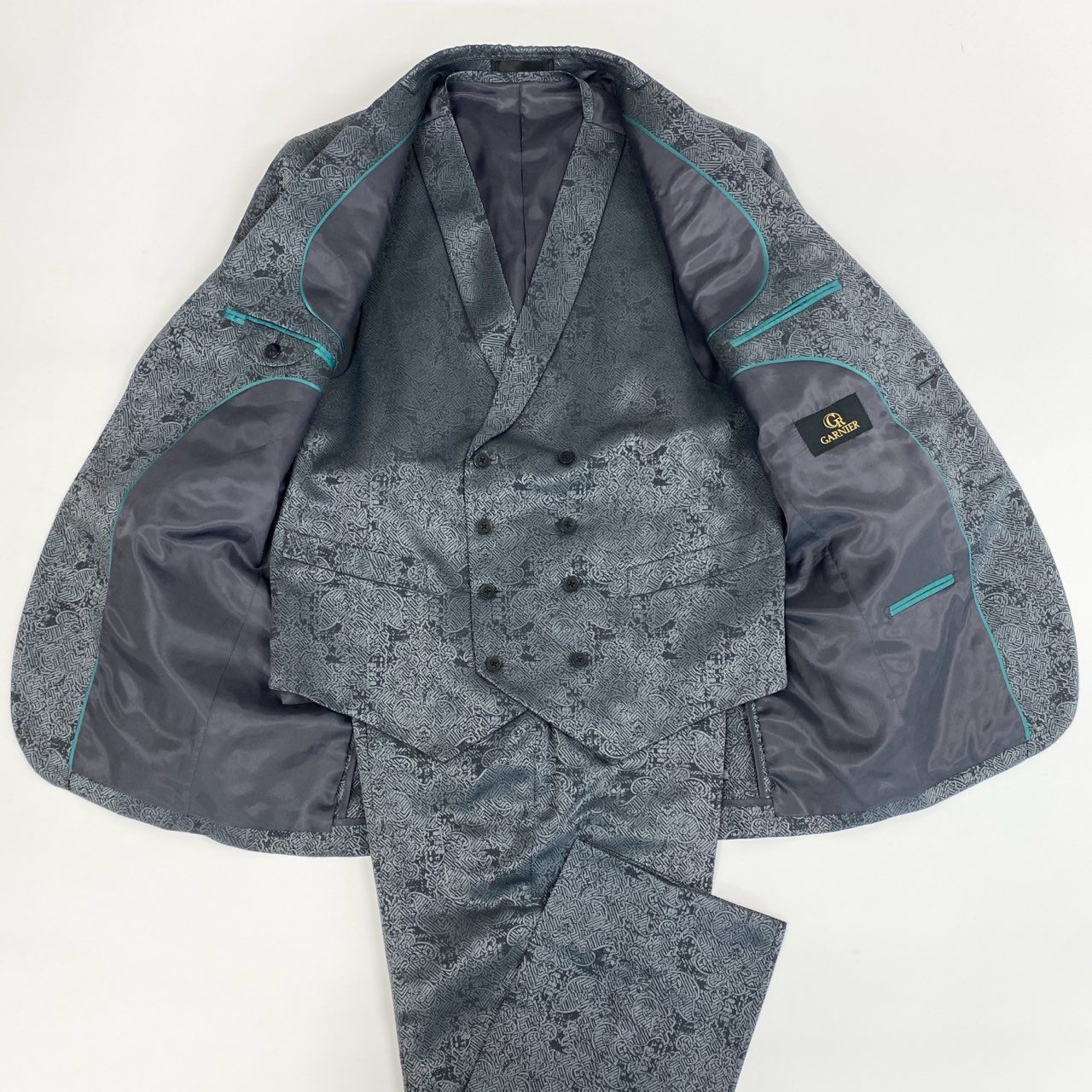 67j6《極美品》 GARNIER ガルニエ 大きいサイズ 3ピース スリーピース シングルスーツ 2釦 総柄 パーティー フォーマル LL ダークグレーu02t